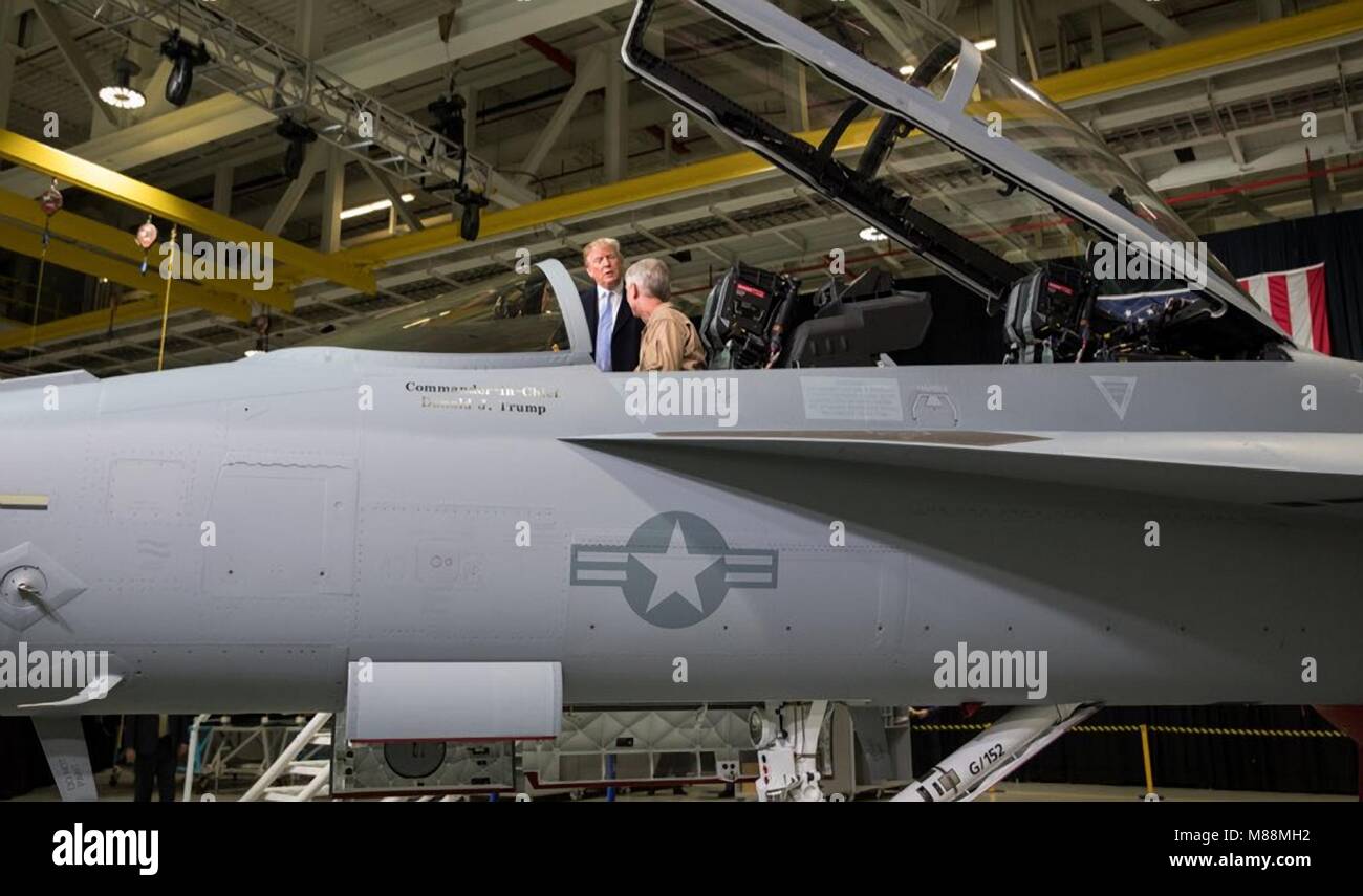 Us-Präsident Donald Trump Ansichten ein Jagdflugzeug während einer Tour von Boeing Gebäude 75 März 14, 2018 in St. Louis, Missouri. Stockfoto