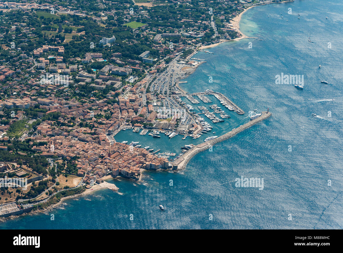 Luftbild von Saint-Tropez, Port und Vieux Port am Mittelmeer, Côte d'Azur, Frankreich Stockfoto