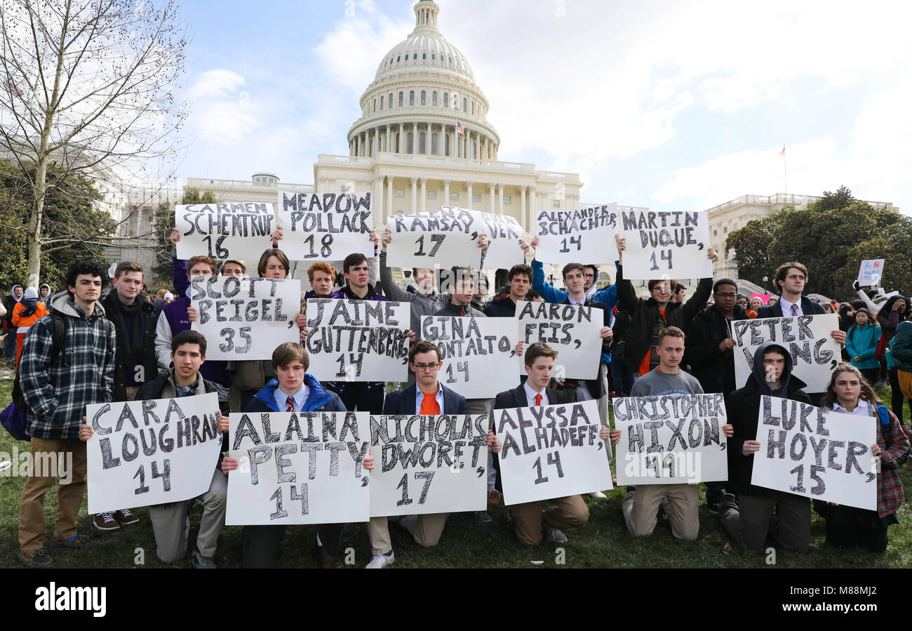 Die Schüler halten sich während der Streik zur Unterstützung der Pistole Kontrolle außerhalb der USA Capitol März 14, 2018, Washington, DC. Stockfoto