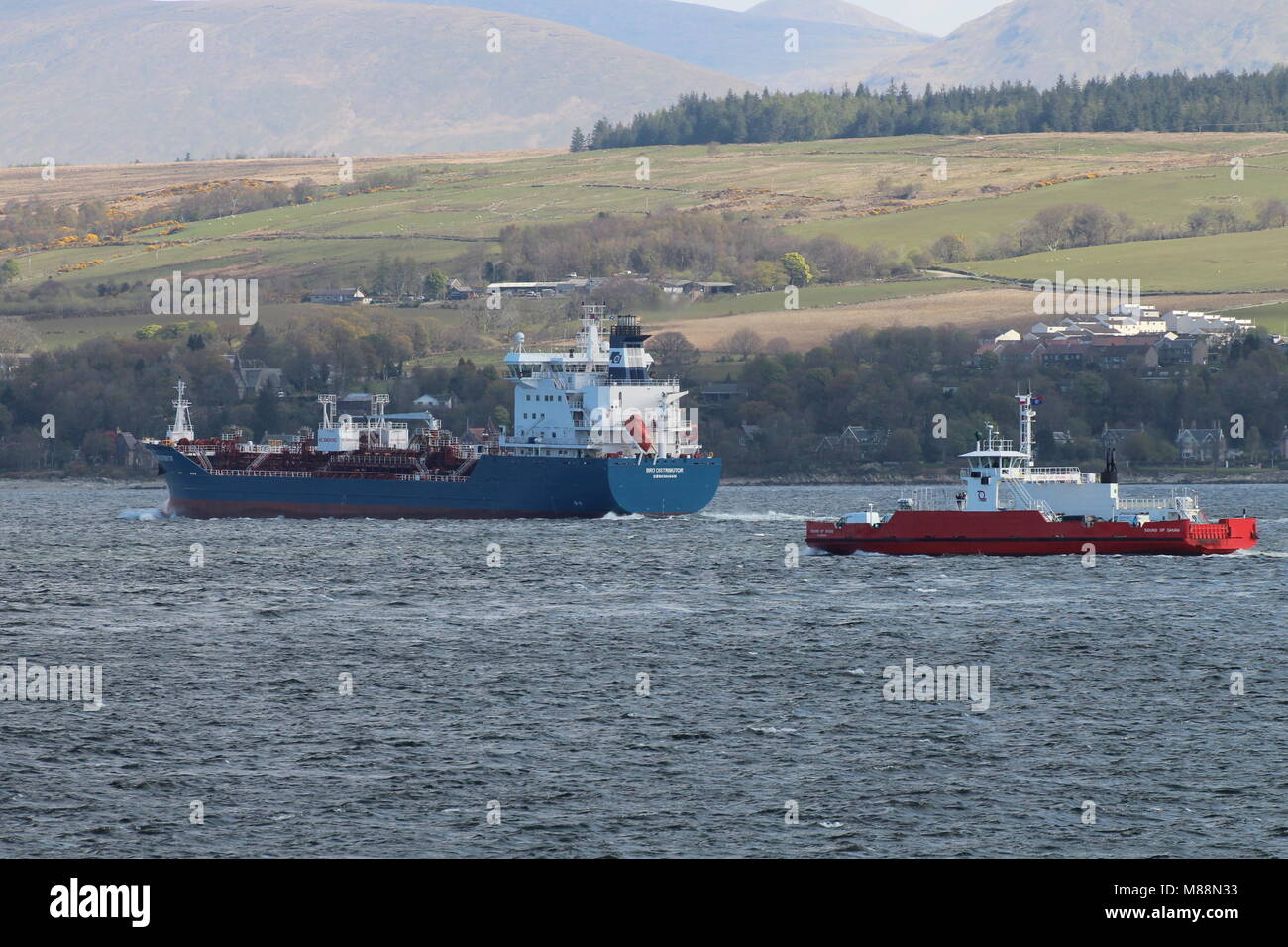 Das öltankschiff Bro Distributor und Sound Western Ferries von Shuna, aus Gourock auf den Firth of Clyde. Stockfoto