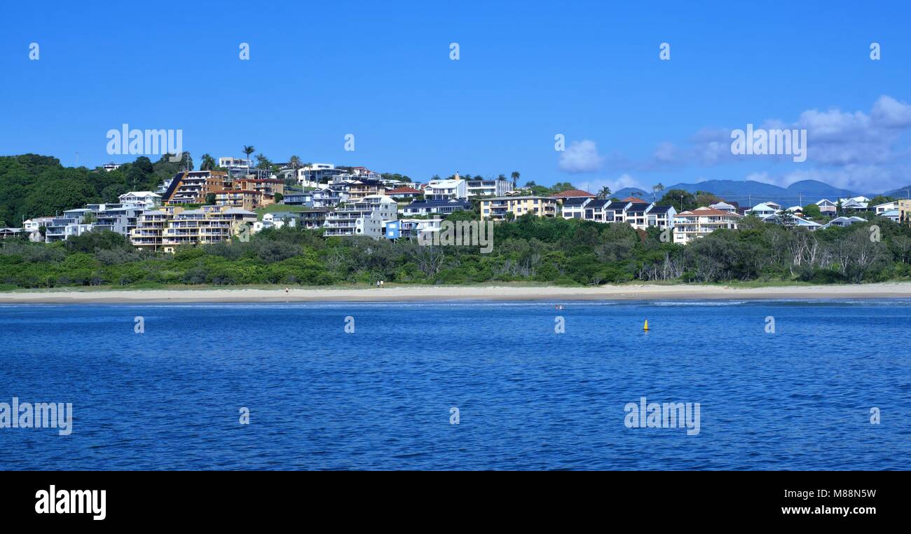 Panoramablick auf Jetty Beach, Coffs Harbour, Australien - 13 May 2018. Australische Landschaft, blaues Meer, Strand, Anwesen am Wasser, blauer Himmel Stockfoto