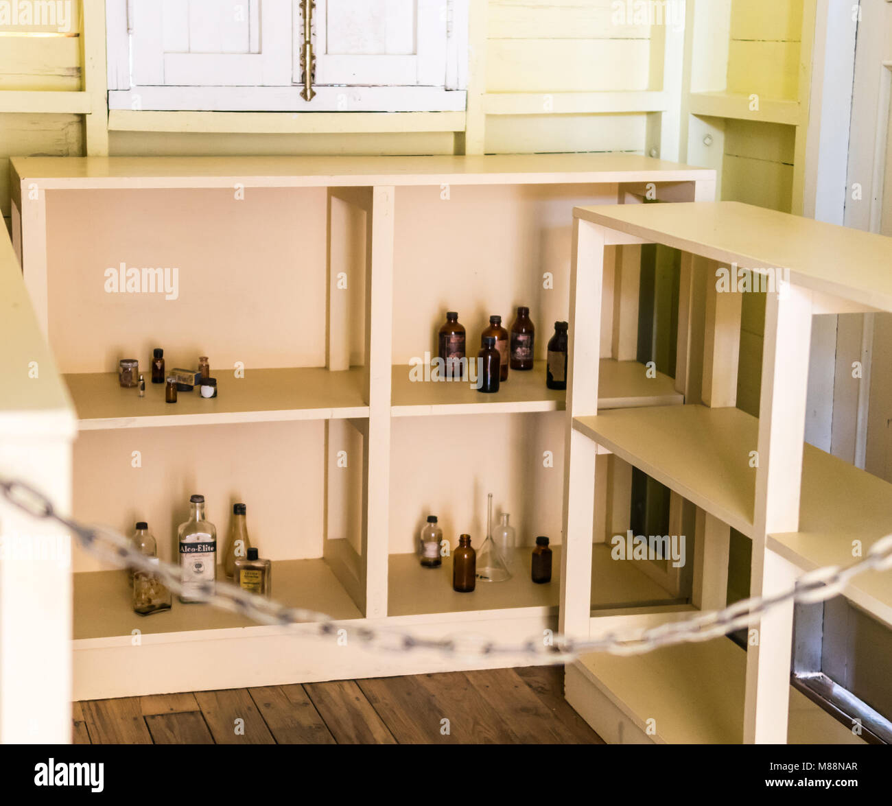 Saint-arailles, Kuba - September 1, 2017: Eine kleine Sammlung von Medizin Flaschen werden auf dem Display in der Apotheke Zimmer an Fidel Castro's Geburtshaus Haus Stockfoto