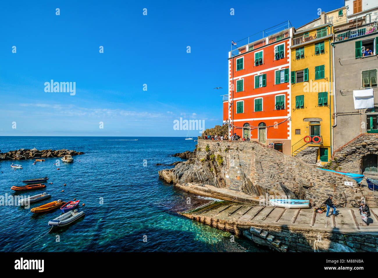 Den Hafen und Bootsanlegestelle in Riomaggiore, Italien, Teil der Cinque Terre an der ligurischen Küste mit Booten in das Meer und farbenfrohen Häuser Stockfoto