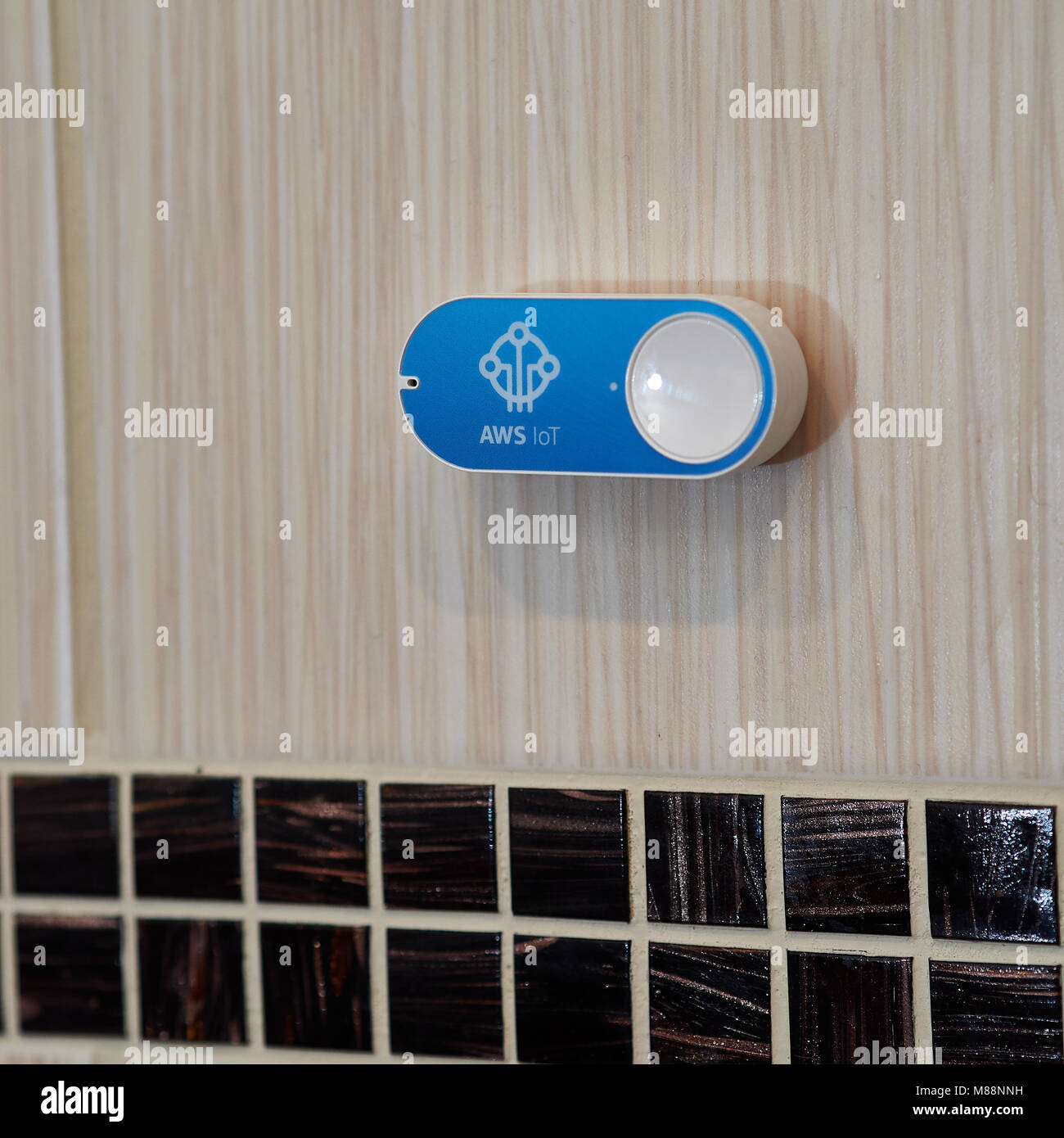 Amazon AWS-Dash-Taste - verbunden IoT-Gerät für automatische Aufgaben oder Einkäufe. Auf einem gefliesten Badezimmer Wand dargestellt. Stockfoto