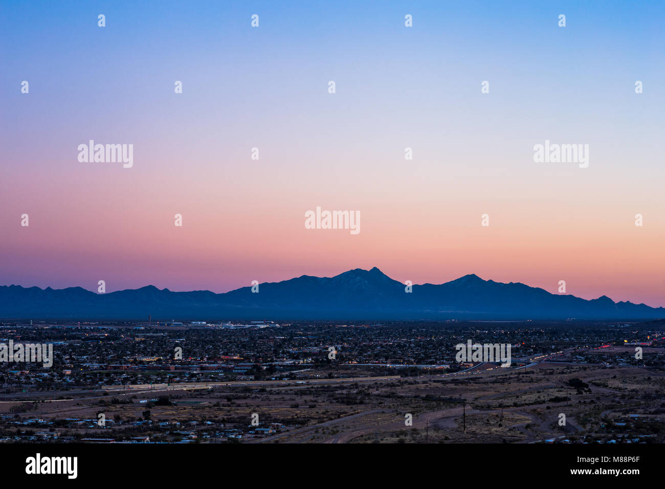 Abendrot über dem Santa Rita Mountains in der Nähe von Tucson, Arizona Stockfoto