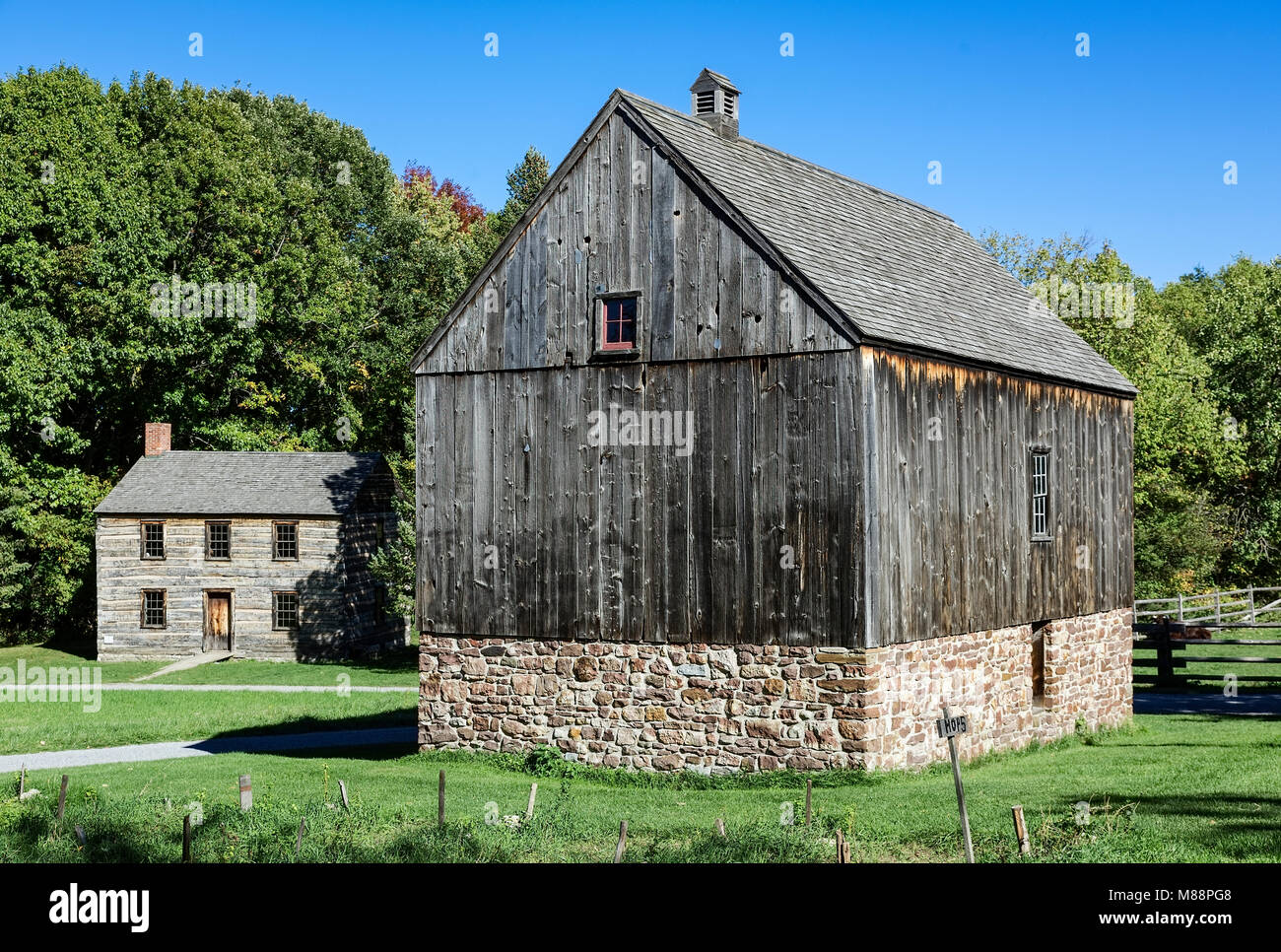 Stall und Haus, Genesee Land Dorf und Museum, Mumford, New York, USA. Stockfoto