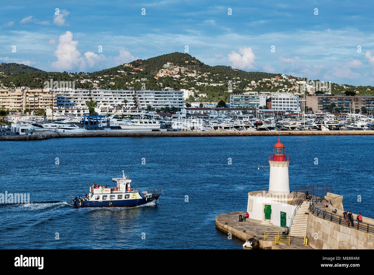 Leuchtturm im Hafen, Ibiza, Ibiza, Balearen, Spanien Stockfoto