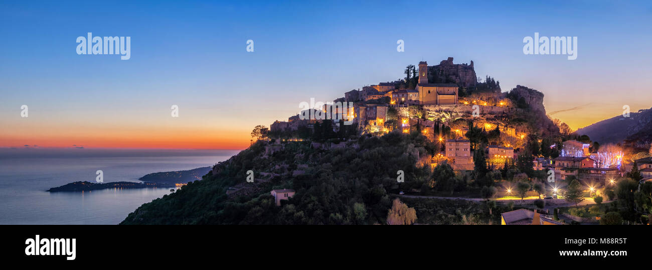 Panoramablick auf mittelalterlichen Dorf Eze in der Dämmerung, Alpes-Maritimes, Frankreich Stockfoto