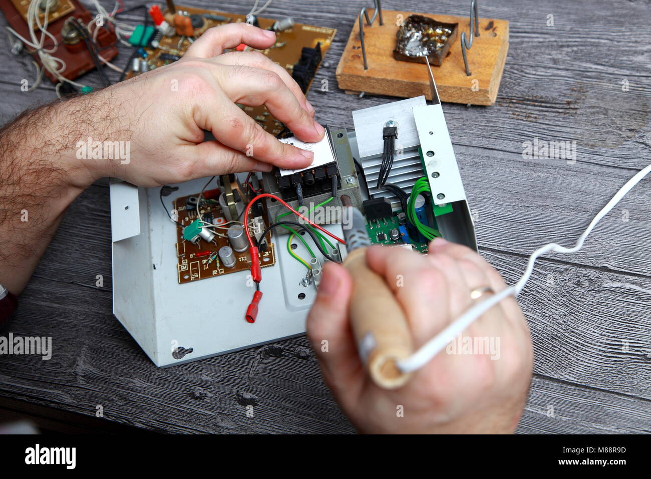 Arbeit der Master auf Reparatur der Radio elektronische Geräte, es ist das  Löten von Details und Chips Stockfotografie - Alamy