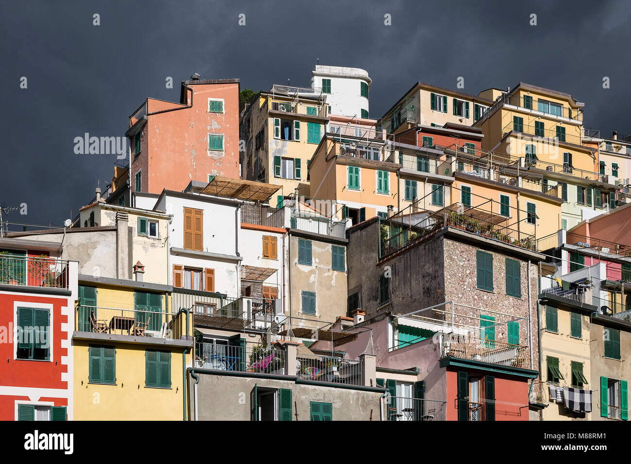 Charmante Architektur in der Ortschaft Riomaggiore, Cinque Terre, Ligurien, Italien. Stockfoto