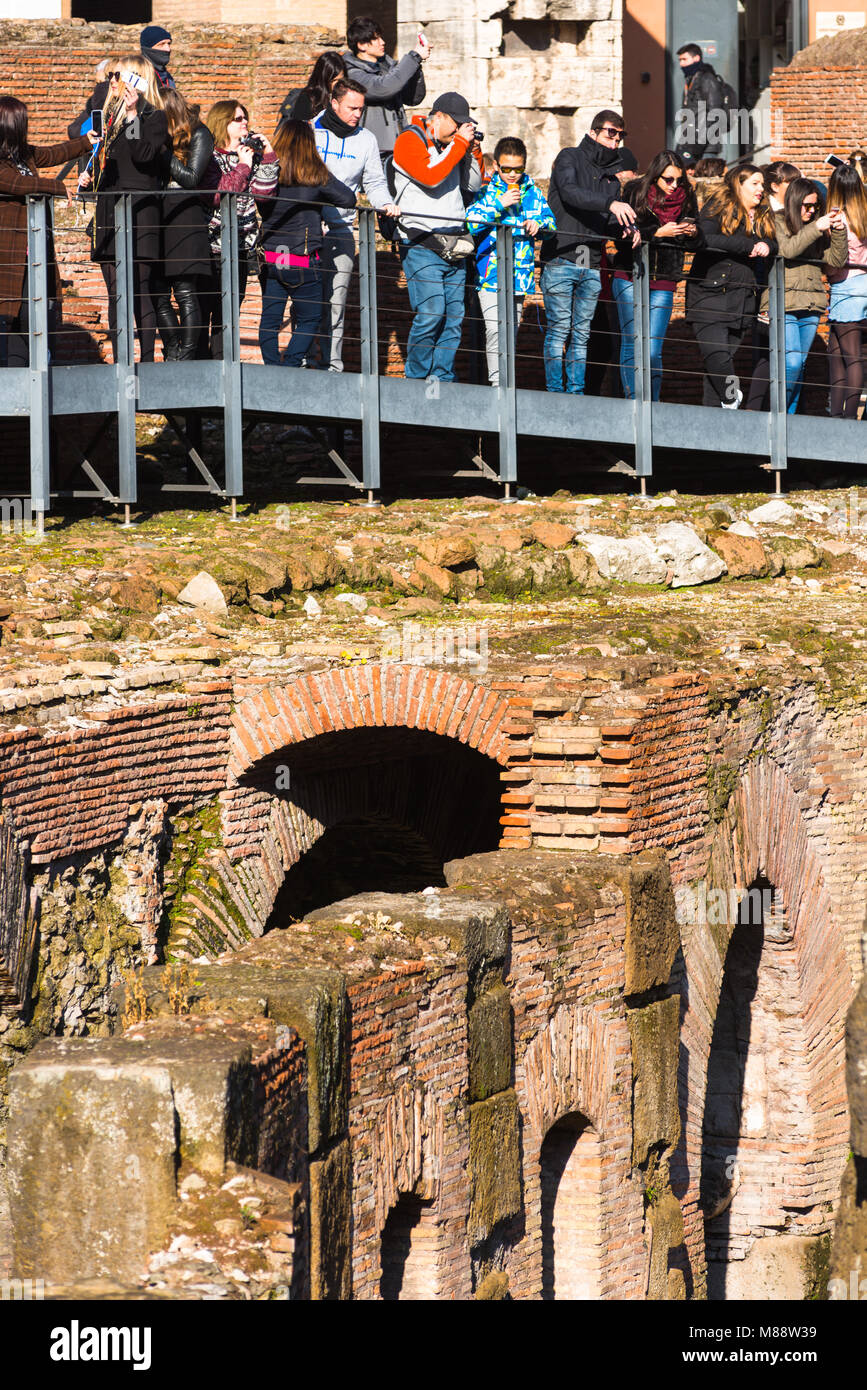 Touristen am Kolosseum oder Coliseum, auch als das flavische Amphitheater bekannt, mit dem unter Erdgleiche hypogeum, Rom. Latium. Italien. Stockfoto