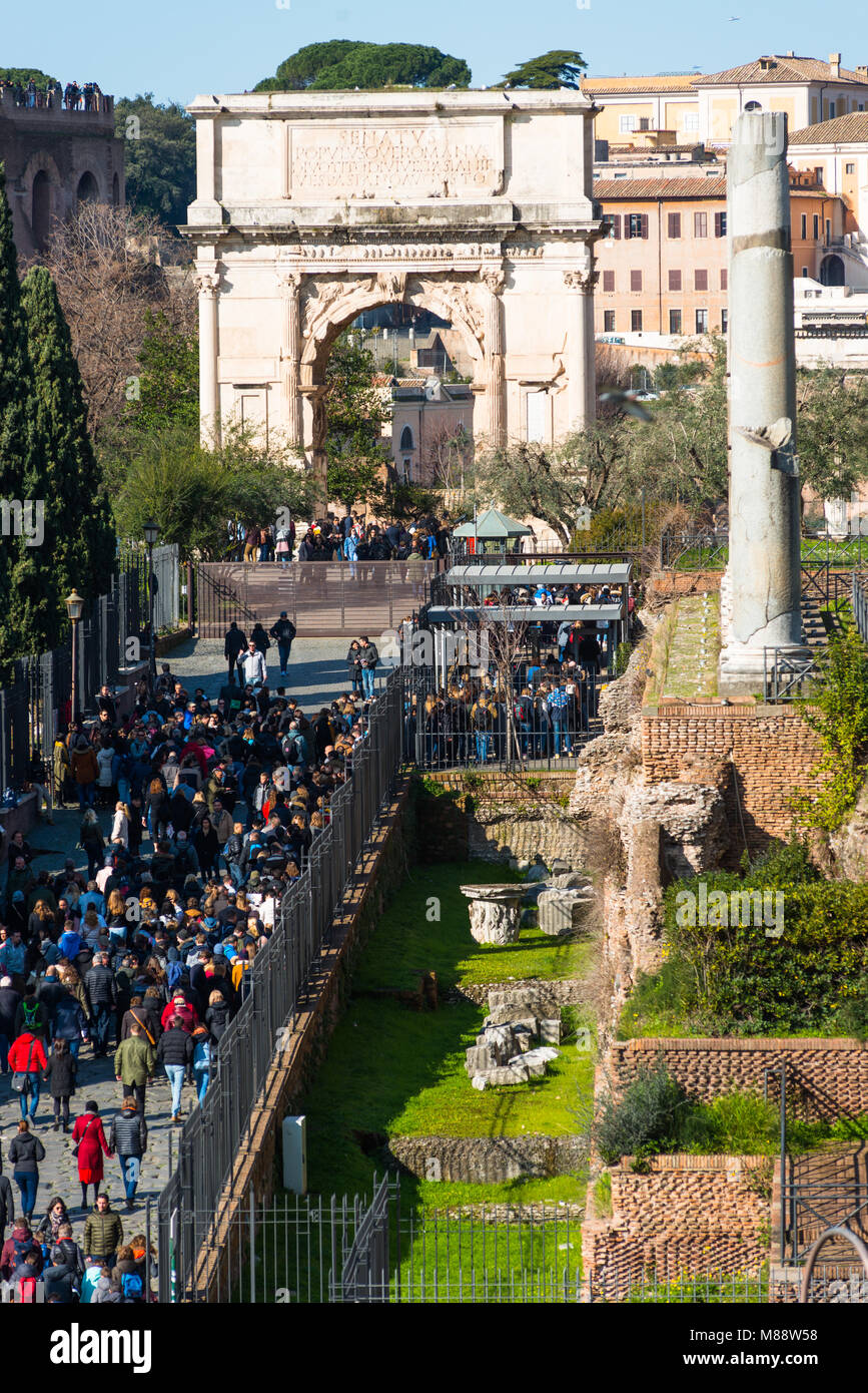 Touristen queuing Palatin und das Forum Romanum und der Triumphbogen des Konstantin nach hinten zu geben. Ansicht vom Kolosseum, Rom, Italien. Stockfoto