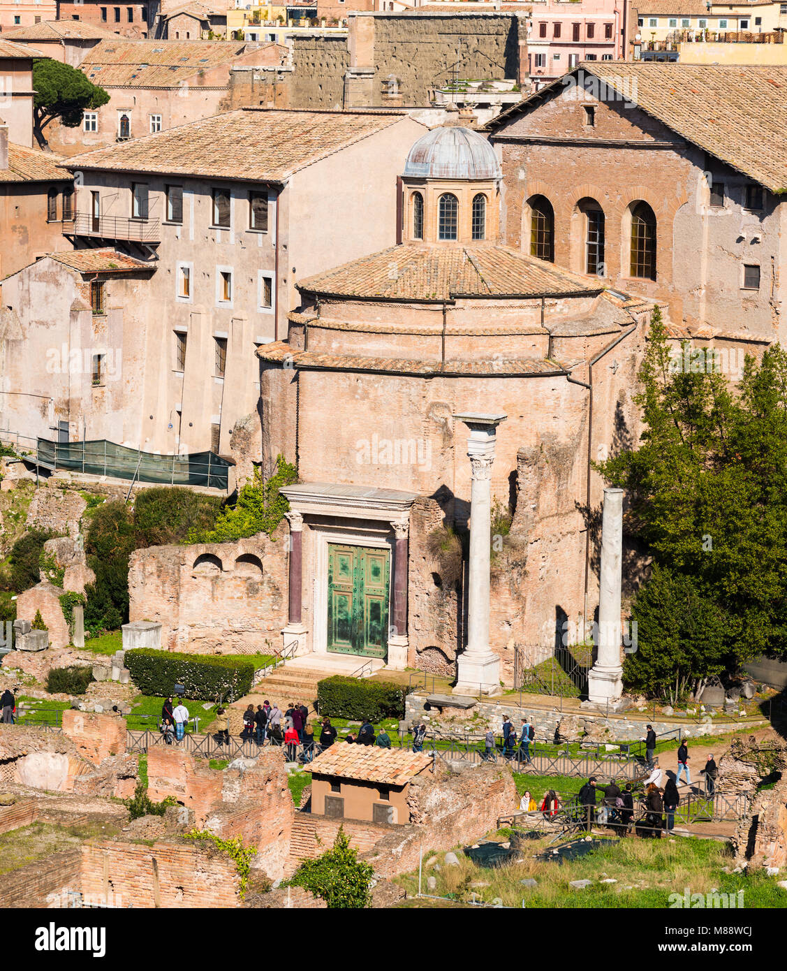 Das antike Rom City Skyline mit Santi Cosma e Damiano Kirche am Forum Romanum. Rom. Latium. Italien. Stockfoto