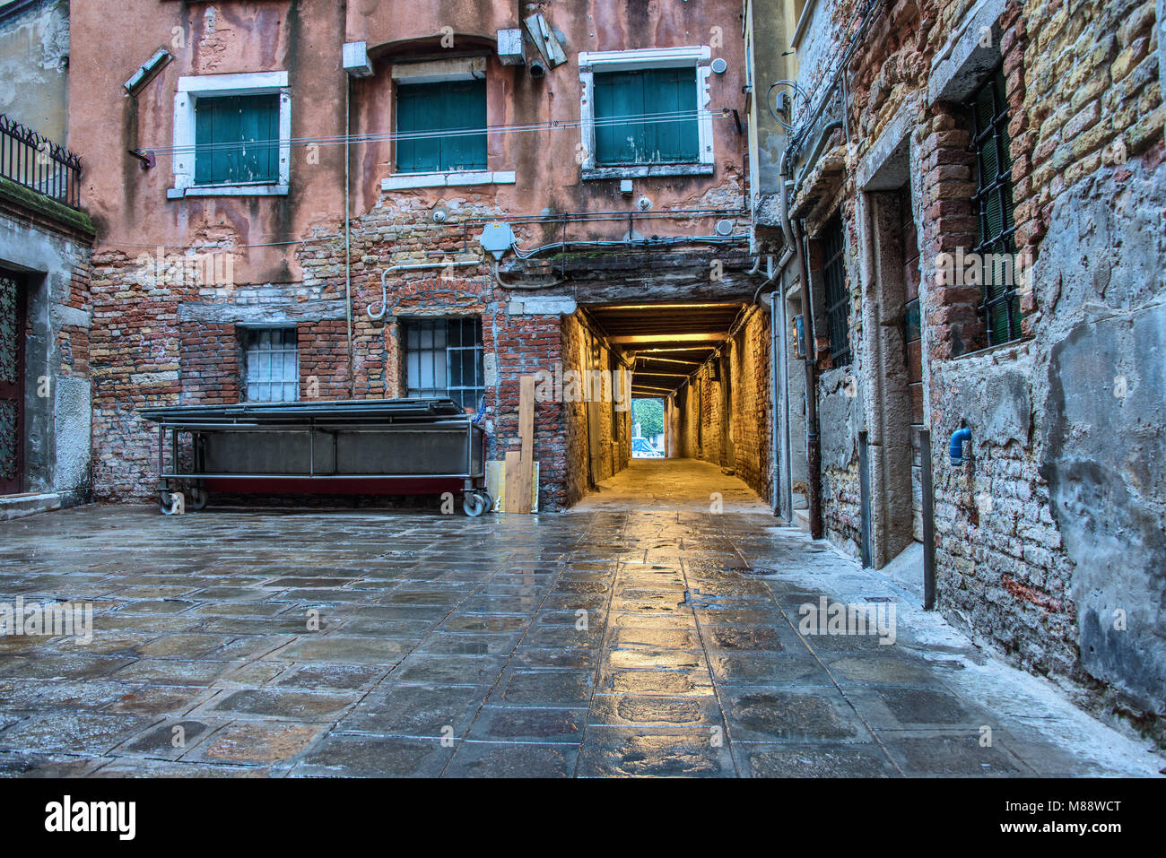 Venedig an einem kalten Wintertag im Dezember abseits der Touristenpfade, versteckte Ecken - versteckte Schönheit Stockfoto