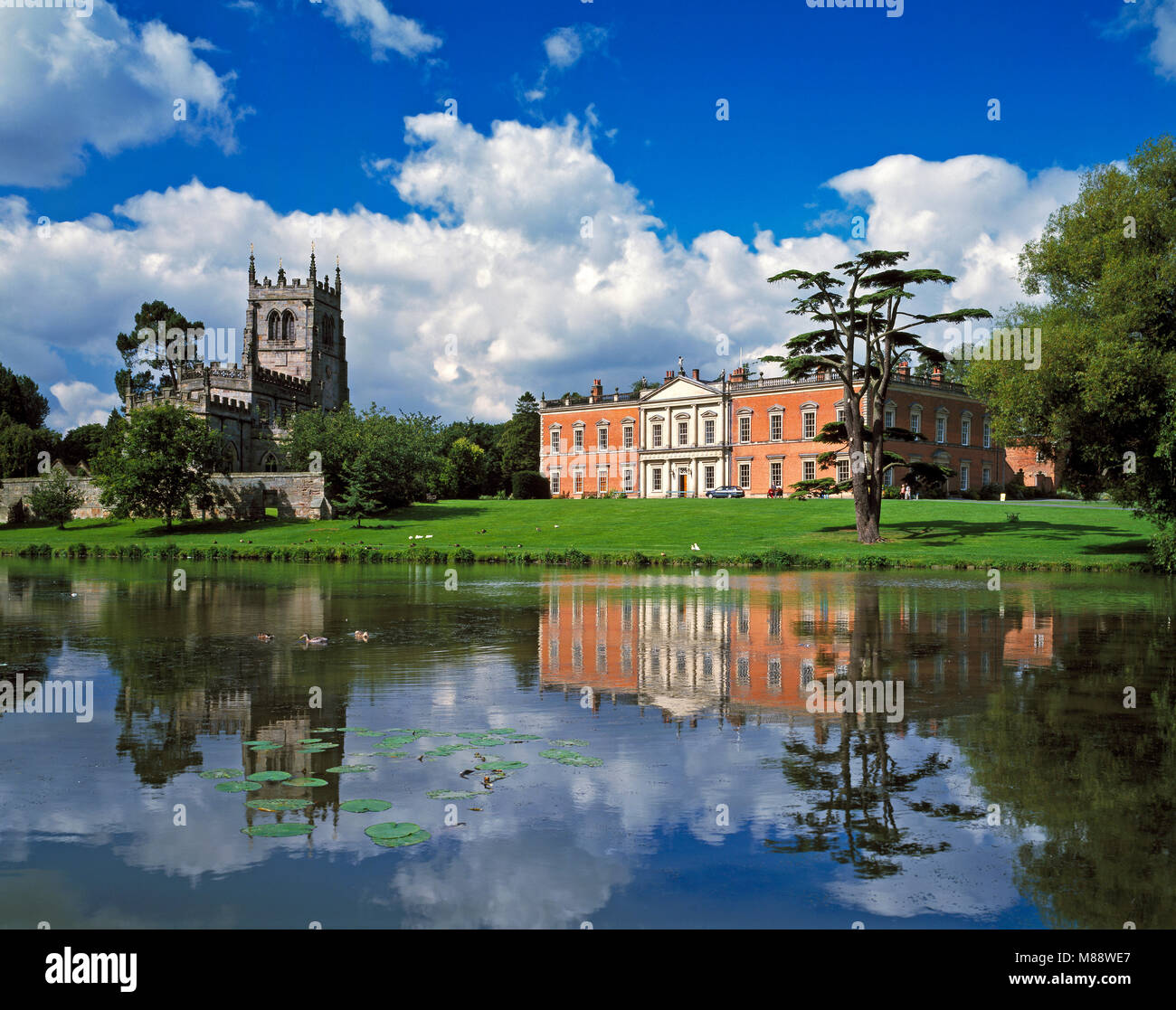 Das Alte Rathaus und Kirche in Staunton Harold Derbyshire England Großbritannien Stockfoto