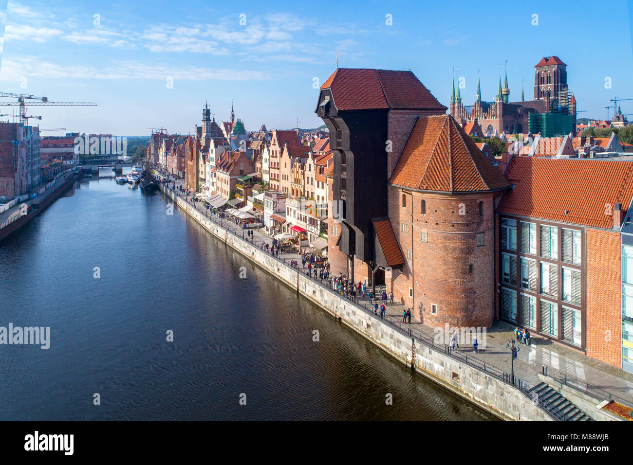 Der Danziger Altstadt Stadt in Polen mit dem ältesten mittelalterlichen Hafenkran (zuraw) in Europa, St. Maria Kirche, Mottlau, Brücken und touristische Schiffe. Luftaufnahme Stockfoto