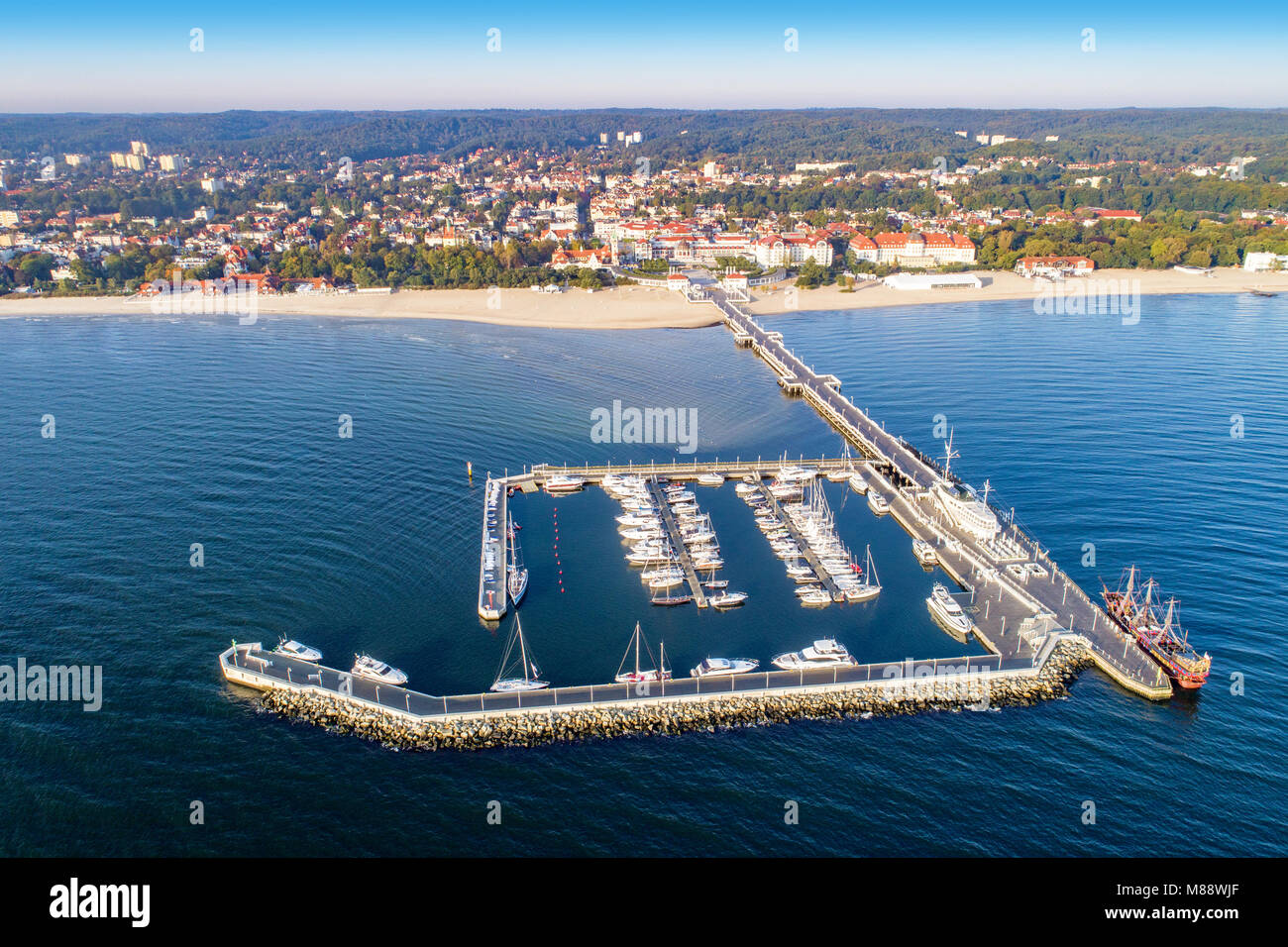 Sopot Resort in Polen. Hölzerne Seebrücke (Molo) mit Marina, Yachten, Pirate touristische Schiff, Strand, Hotels, Park und die Promenade. Luftaufnahme Stockfoto