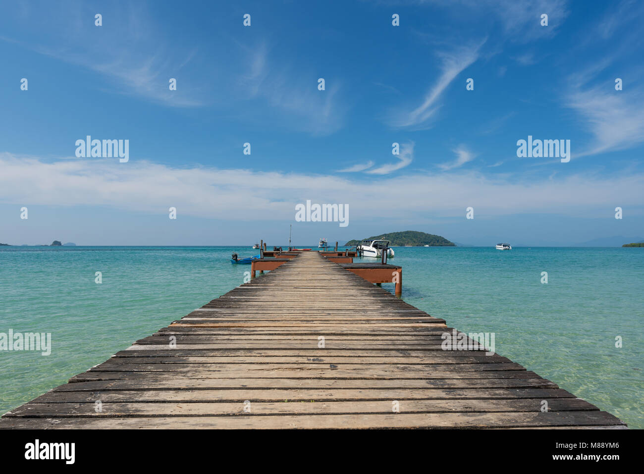 Holz- Pier in Phuket, Thailand. Sommer, Reisen, Ferien und Urlaub. Stockfoto