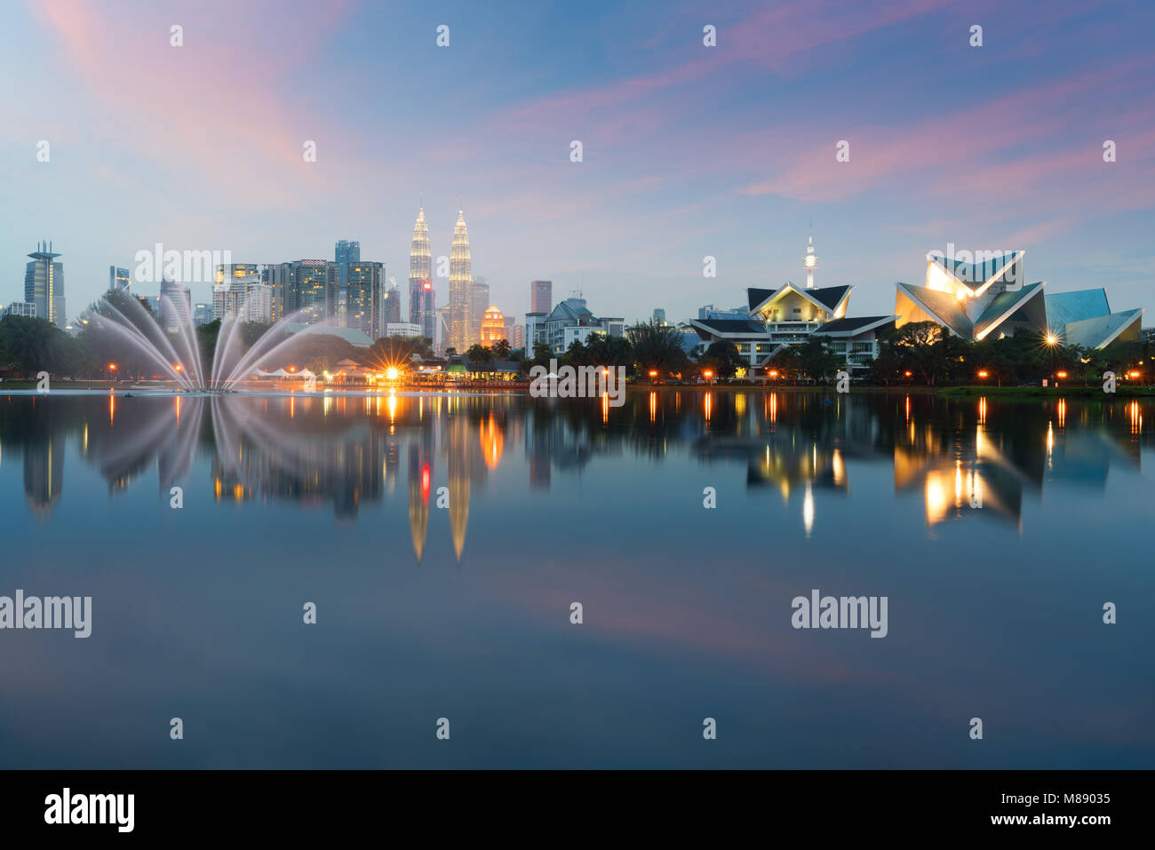 Kuala Lumpur Stadtbild. Bild von Kuala Lumpur, Malaysia bei Sonnenuntergang an titiwangsa Park mit Springbrunnen. Stockfoto