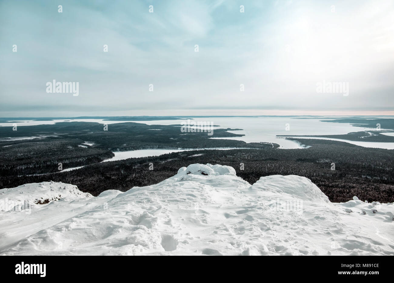 Winterlandschaft. Herrliche Aussicht vom Berg Kivakka an der Mündung des Piaozero Olanga Fluss und See. Nordkarelien. Russland Stockfoto