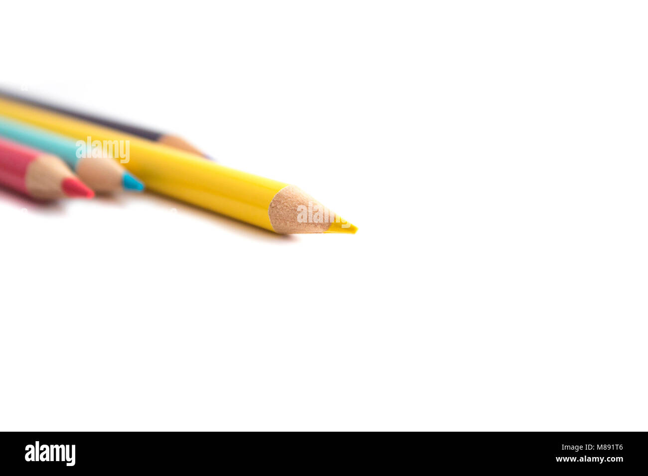 Gelben Bleistift, das aus drei anderen Buntstifte bedeutet hervorstehen und sich Stockfoto