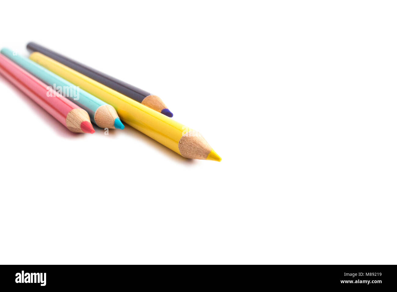 Gelben Bleistift aus der Gruppe der Farbigen penicls mit einer großen Tiefe von Feild und kopieren Raum auf der rechten Seite, und könnte auf etwas zeigen. Stockfoto