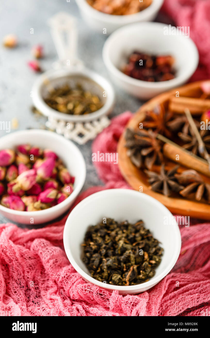 Sammlung von trockenen Tee, rosenknospen Tee, Früchte Tee, Zimt, Anis n Schalen Stockfoto