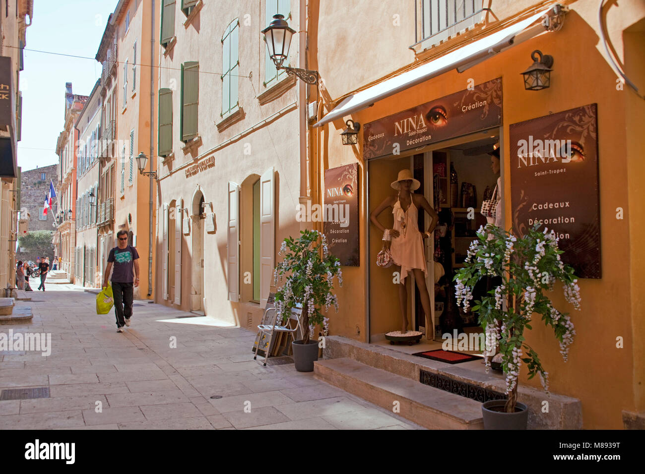 Fashion Shop in einer Gasse, Altstadt von Saint Tropez, Côte d'Azur, Südfrankreich, Cote d'Azur, Frankreich, Europa Stockfoto