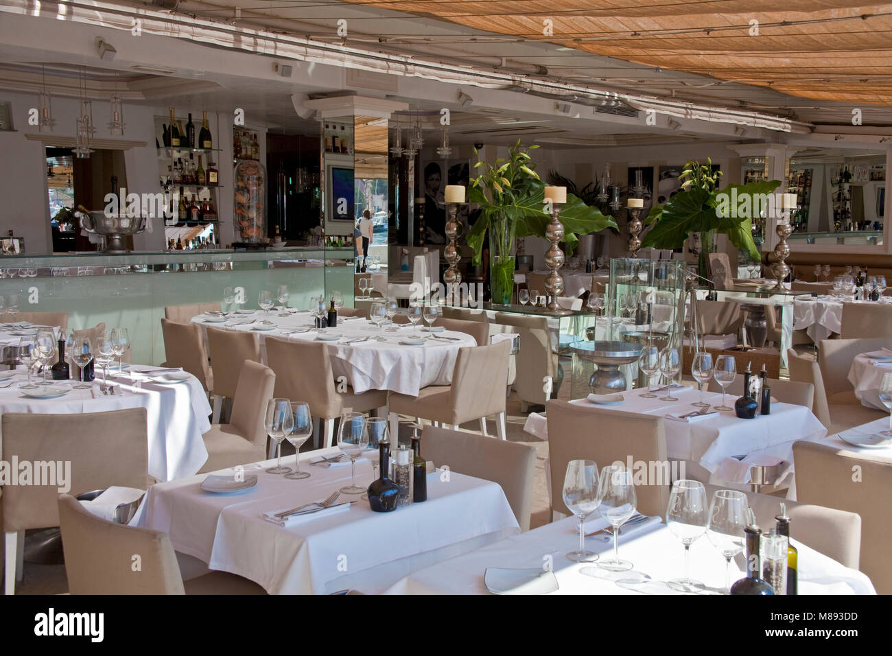 Gedeckten Tische Im Restaurant Joseph L Escale Bei Hafenpromenade Von Saint Tropez Cote D Azur Sudfrankreich Cote D Azur Frankreich Europa Stockfotografie Alamy