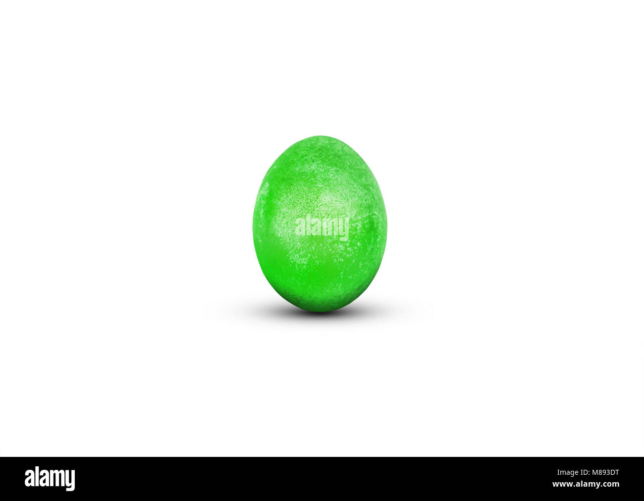 Grüne Osterei auf weißem Hintergrund. Schöne Lackfarbe auf dem Ei. Dekoration für Ostern Stockfoto