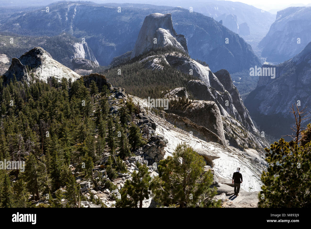 CA 02869-00 ... Kalifornien - Blick auf den Half Dome und Yosemite Valley von Clouds Rest in Yosemite National Park. Stockfoto