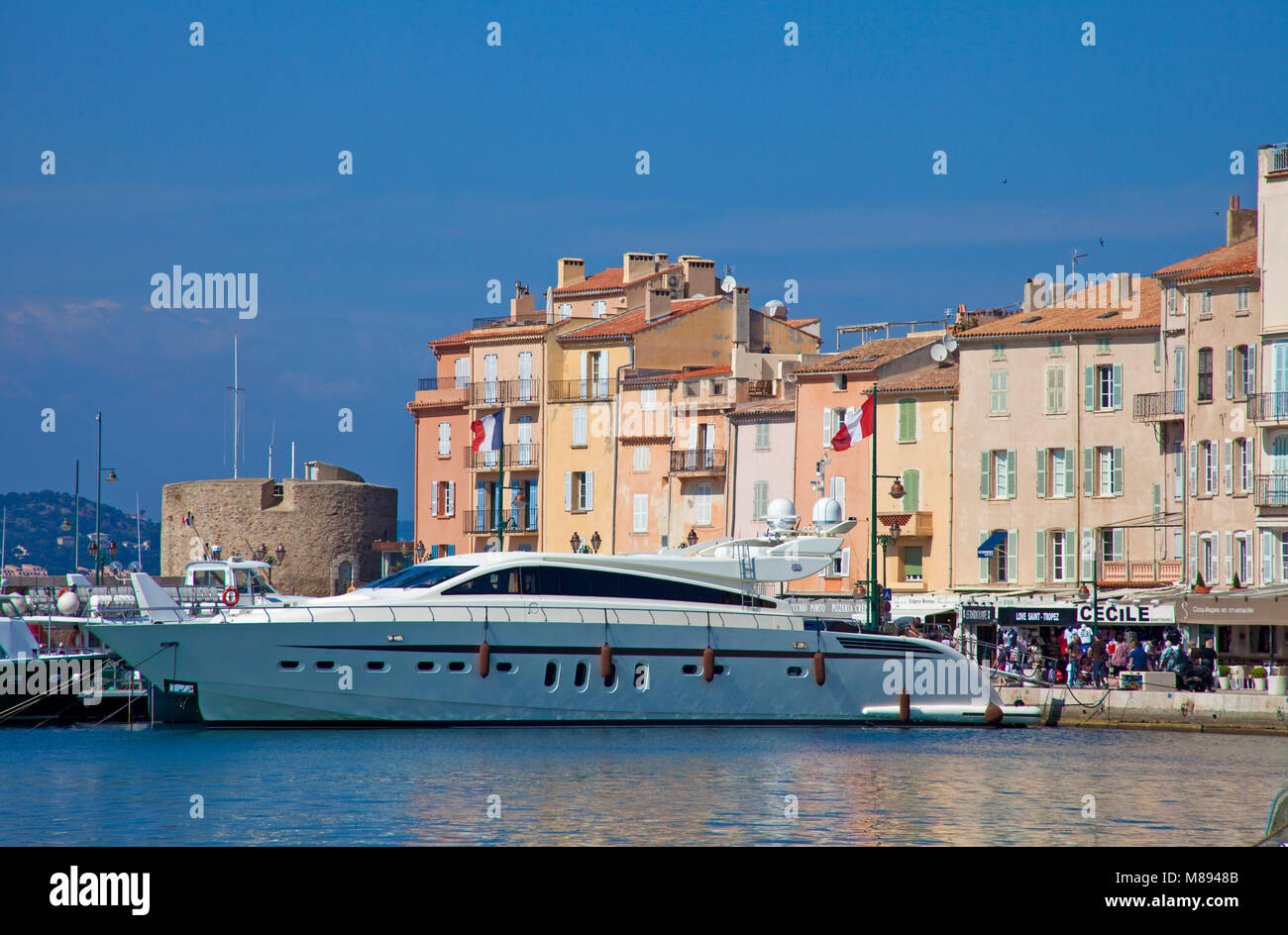 Luxus Yacht in den Hafen von Saint Tropez, Côte d'Azur, Südfrankreich, Cote d'Azur, Frankreich, Europa Stockfoto