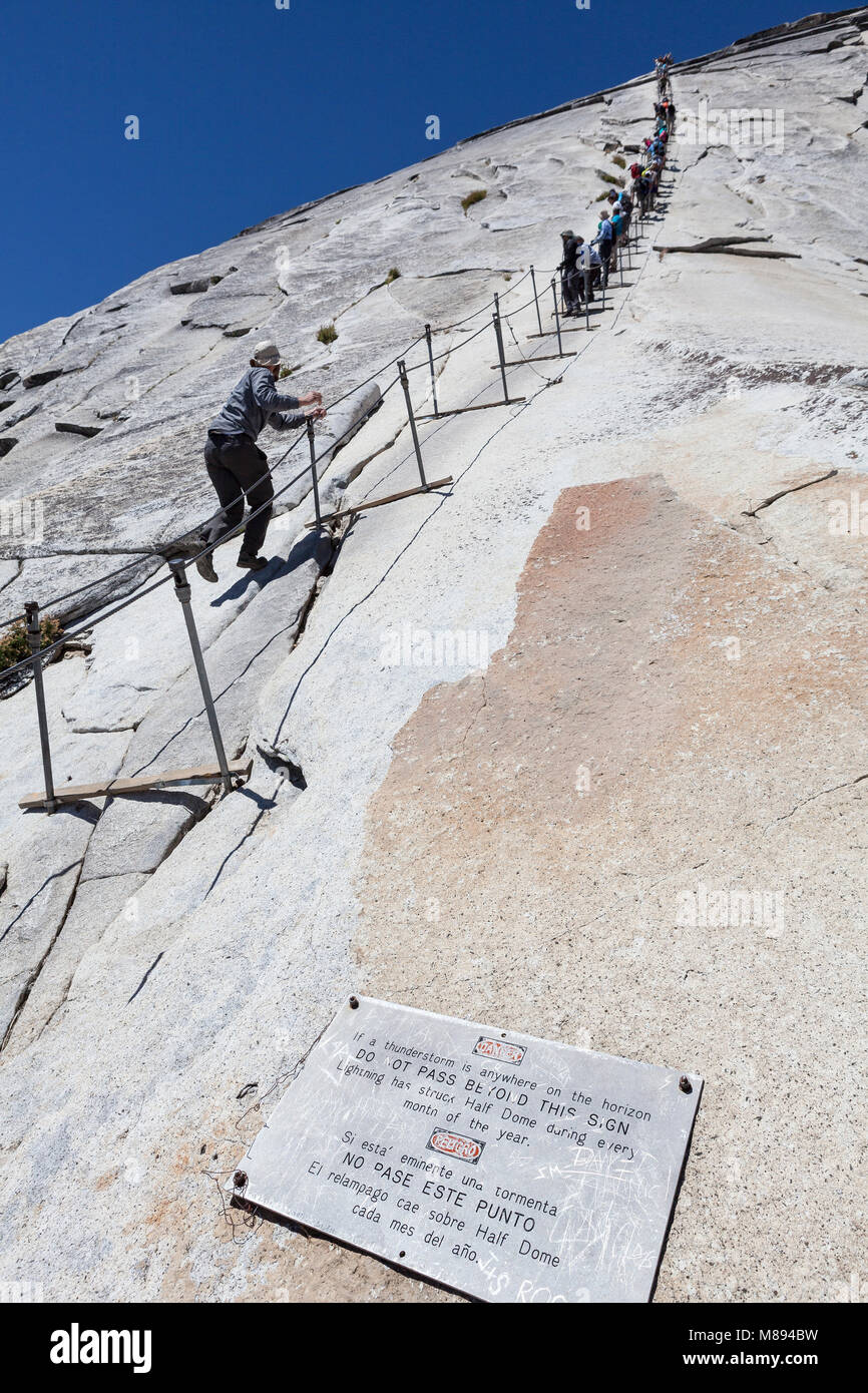 CA 02881-00 ... Kalifornien - Wanderer auf dem Kabel nach oben verlegen, Half Dome im Yosemite National Park. Stockfoto
