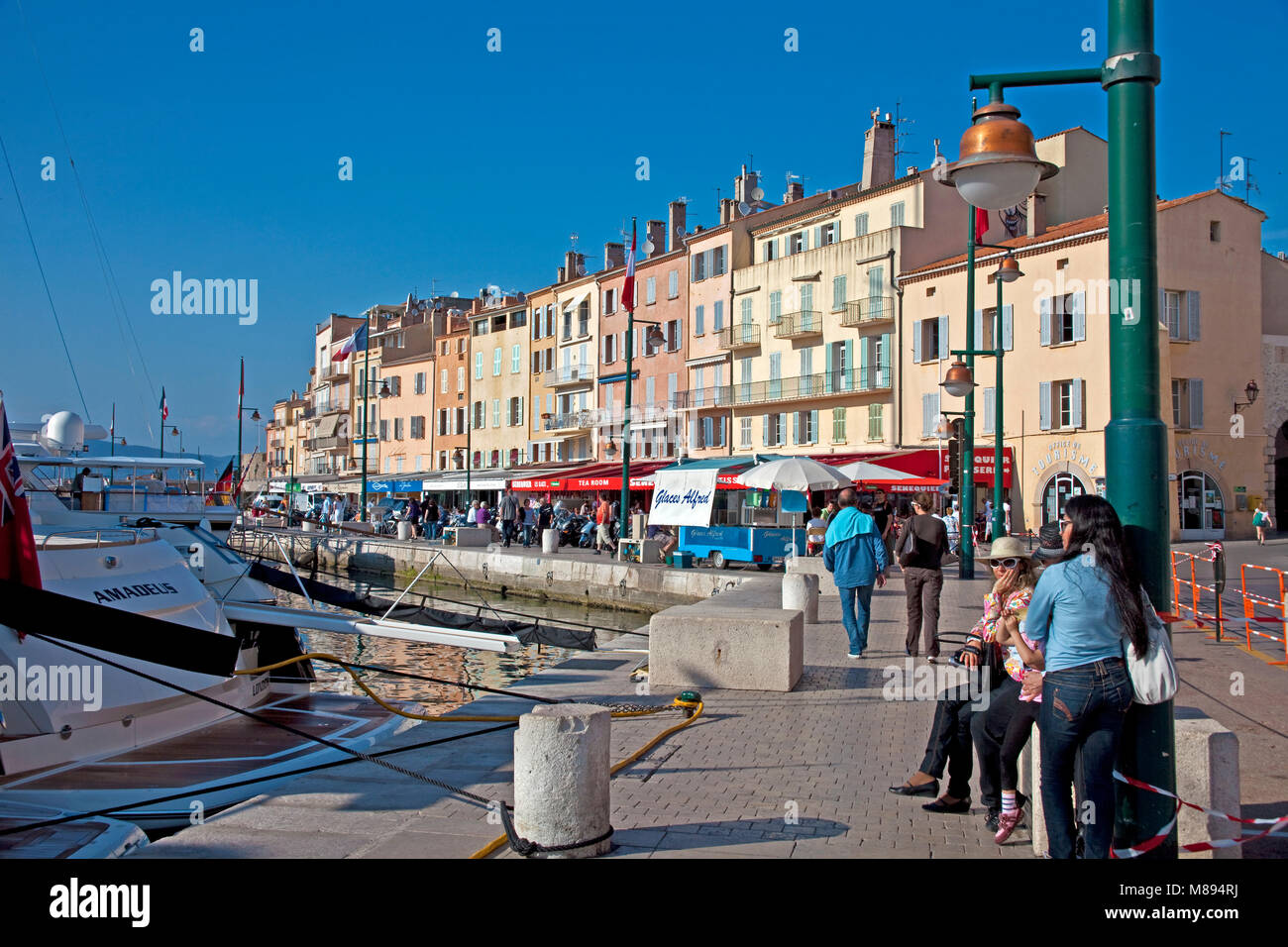 Spaziergang Promenade am Hafen von Saint Tropez, Côte d'Azur, Südfrankreich, Cote d'Azur, Frankreich, Europa Stockfoto
