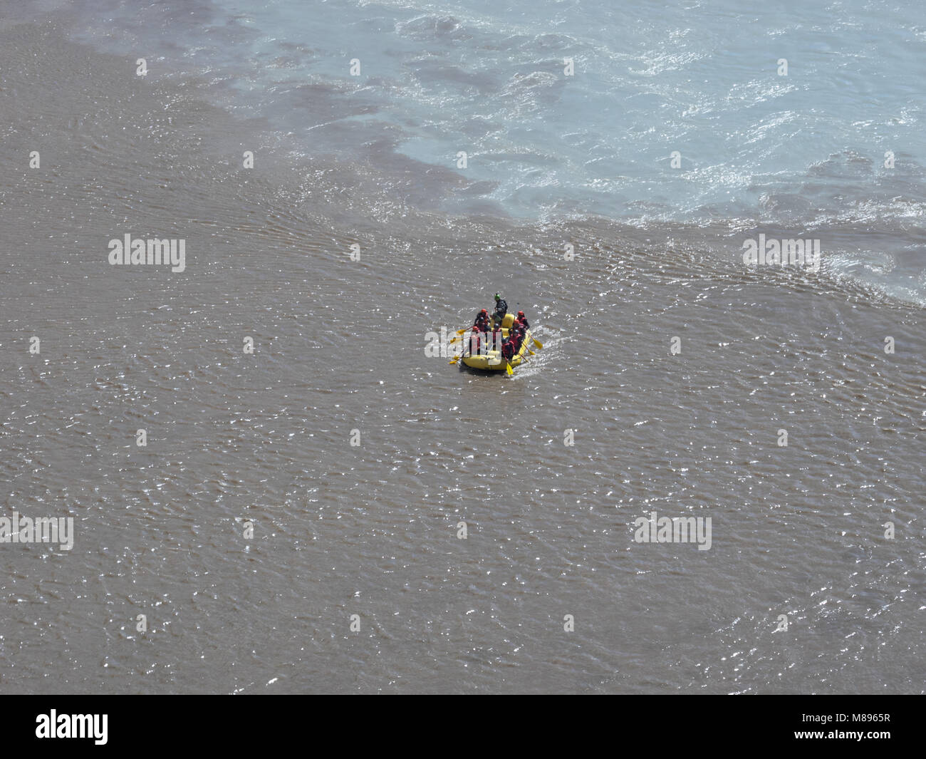 Rafting auf einem Berg River, einem gelben aufblasbare Sport Schiff nähert sich der Zusammenfluss der Bäche von grauen und blauen Farben. Stockfoto