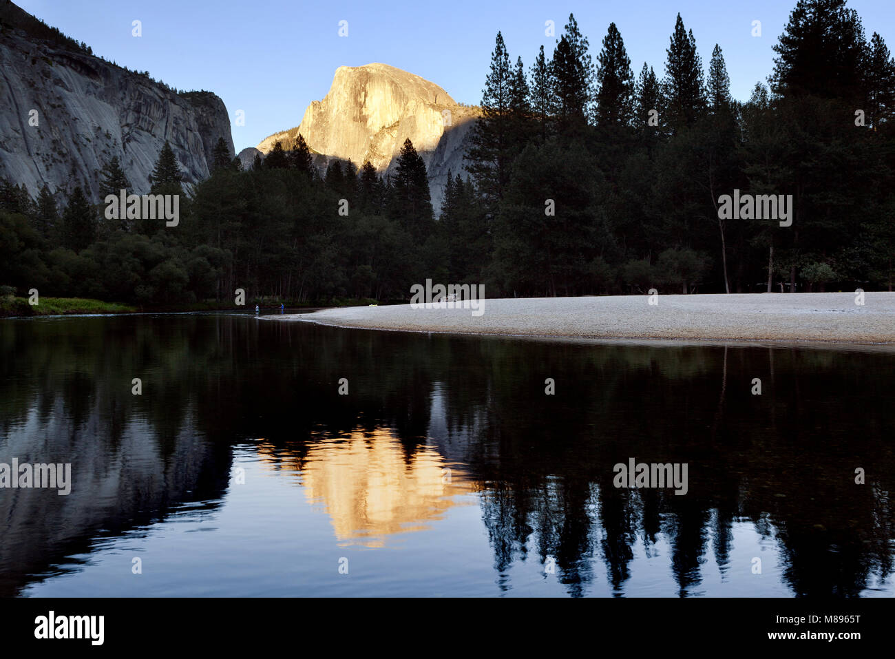 CA 02894-00 ... Kalifornien - Sonnenuntergang auf den Half Dome spiegelt sich auf dem Merced River im Yosemite National Park. Stockfoto