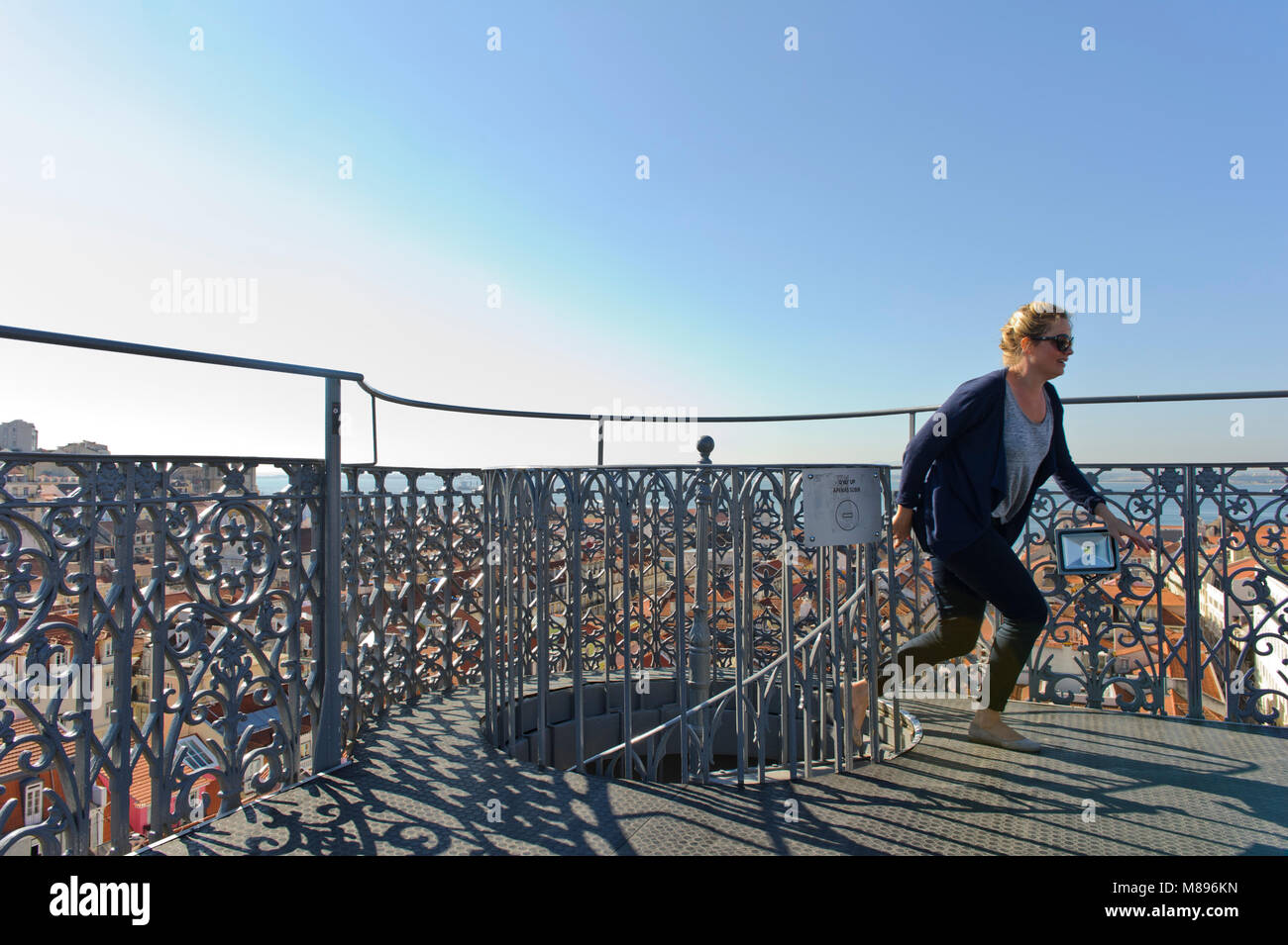 Eine stählerne Wendeltreppe, die auf der oberen Plattform der Aufzug Santa Justa in Lissabon, Portugal Stockfoto