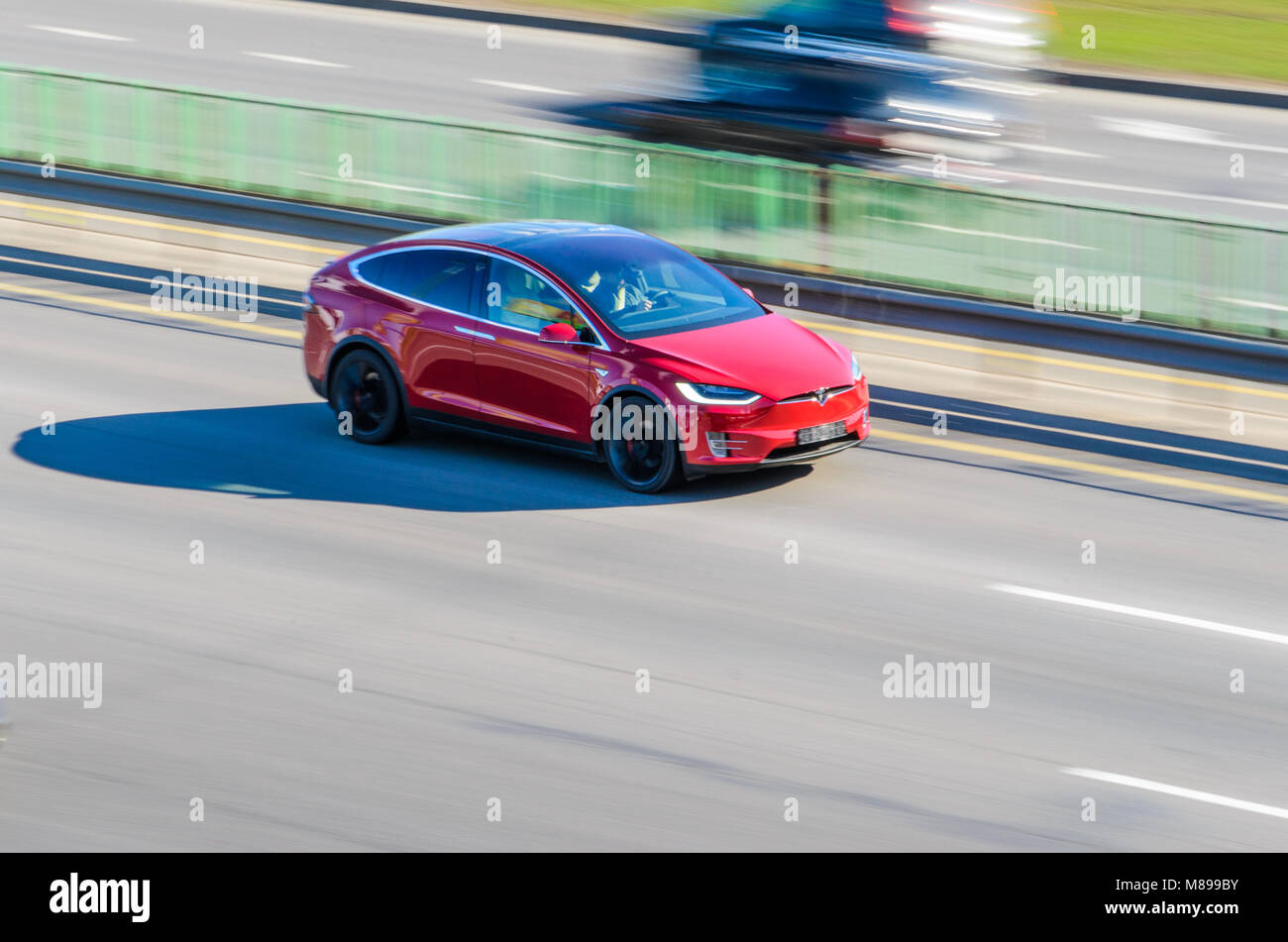 Minsk, Weißrussland - 18. April 2017: Rot Tesla Modell X schnell bewegt sich entlang der Autobahn. Stockfoto