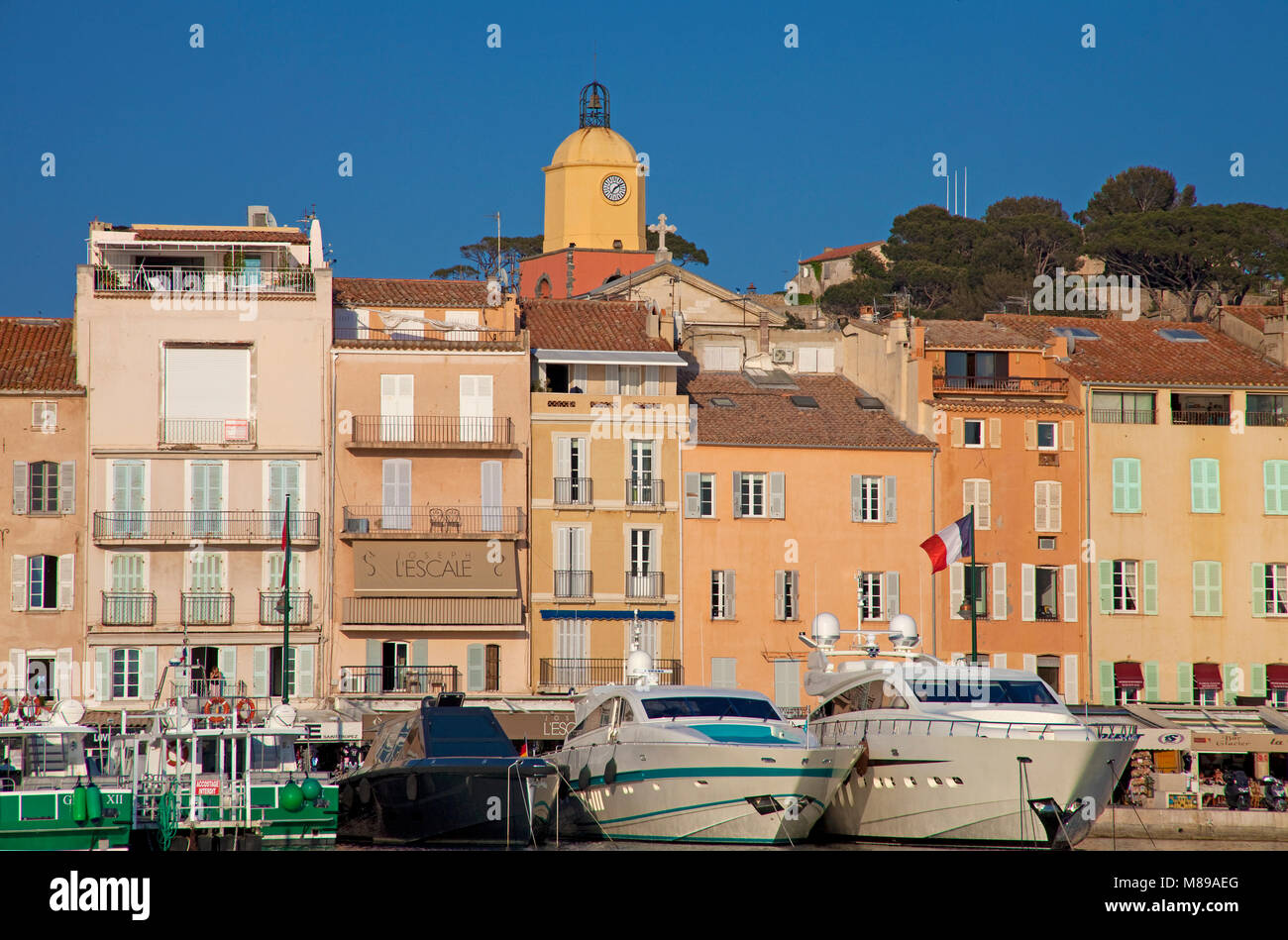 Abendstimmung am Hafen von Saint-Tropez, Luxus Yachten am Liegeplatz, hinter der Promenade schlendern, Côte d'Azur, Südfrankreich, Cote d'Azur, Frankreich Stockfoto