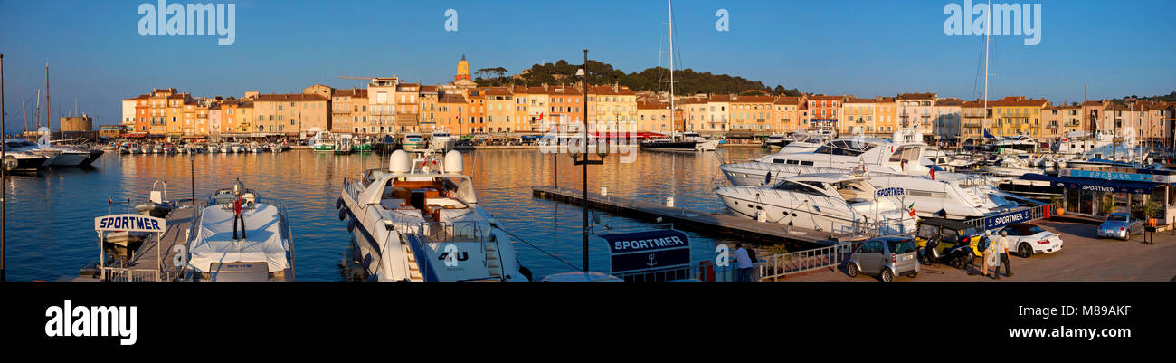 Panoramaaussicht, Abendstimmung am Hafen von Saint-Tropez, Luxus Yachten am Liegeplatz, hinter der Promenade schlendern, Côte d'Azur, Südfrankreich, Cote Stockfoto