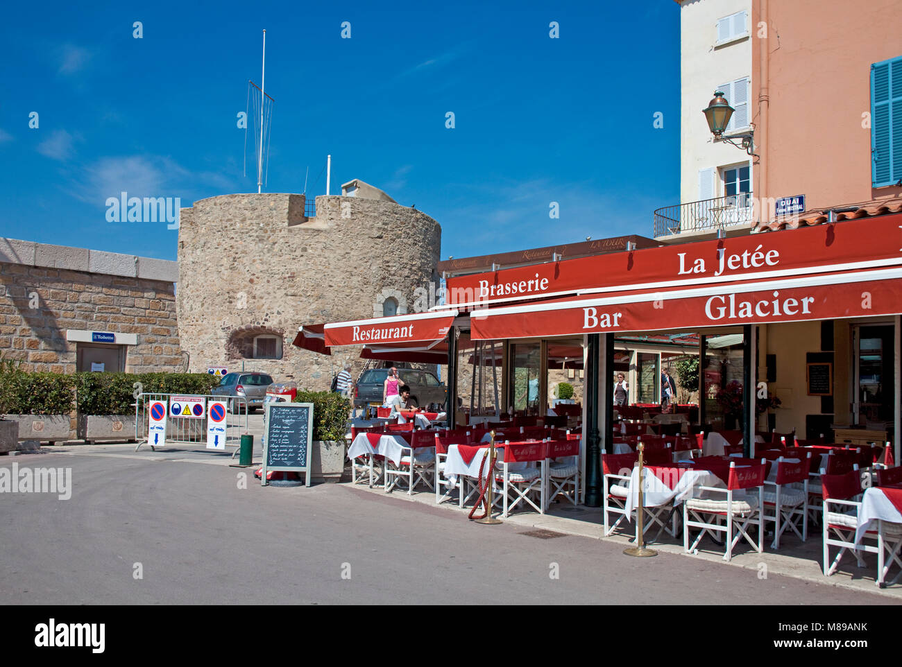 Harbour Bar "La Jetée" am Hafen von Saint Tropez, Côte d'Azur, Südfrankreich, Cote d'Azur, Frankreich, Europa Stockfoto