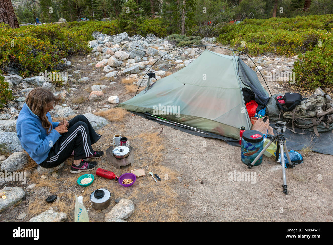 CA 03303-00 ... Kalifornien - Vicky Frühling Frühstück vorbereiten am Campingplatz entlang Piute Creek in der John Muir Wildnis. (Herr #S1) Stockfoto