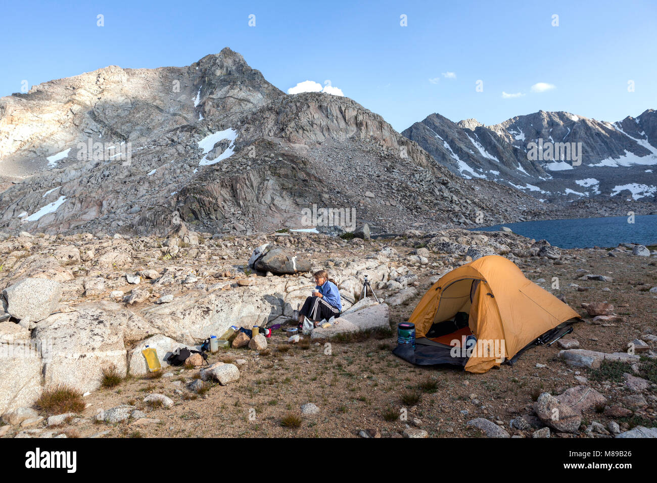 CA 03304-00 ... Kalifornien - Campingplatz am Gothe See in der Nähe Piute Pass entlang der High Sierra Route in der John Muir Wildnis. (Herr #S1) Stockfoto