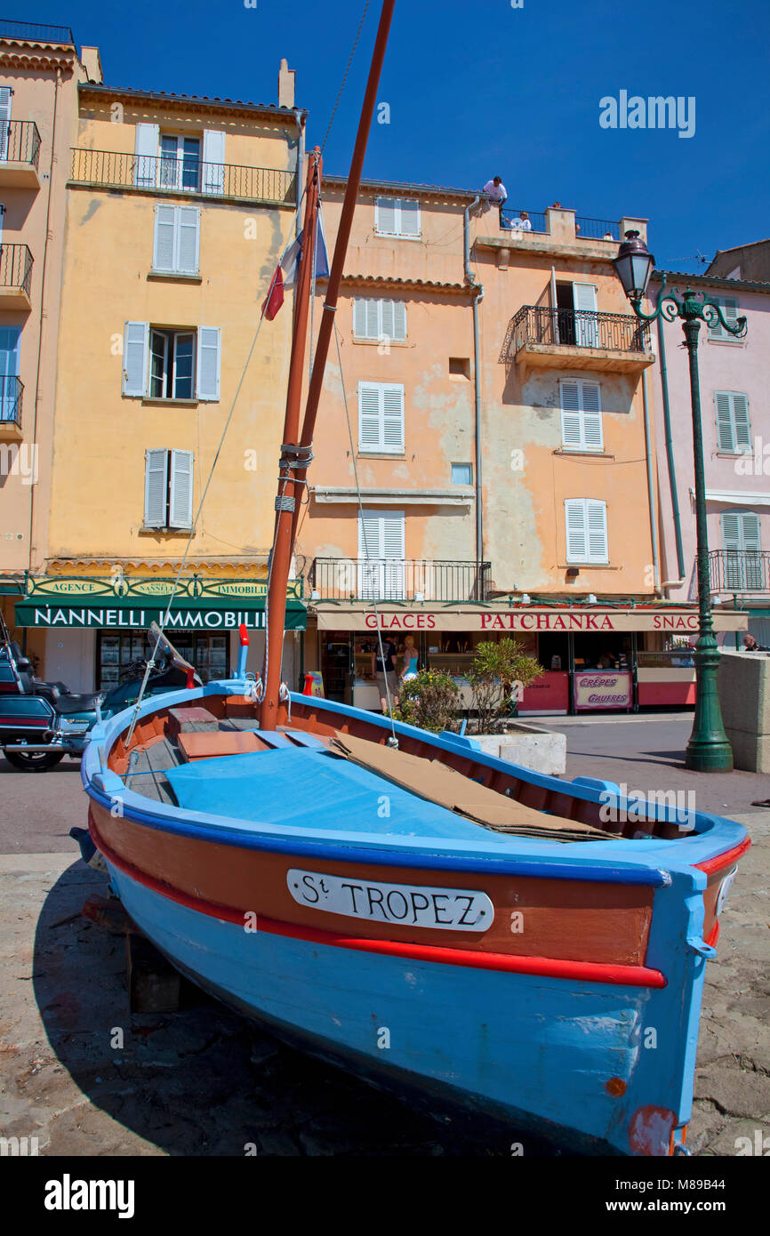 Segelboot namens St Tropez bei einem Spaziergang Promenade von Hafen, Saint Tropez, Côte d'Azur, Südfrankreich, Cote d'Azur, Frankreich, Europa Stockfoto