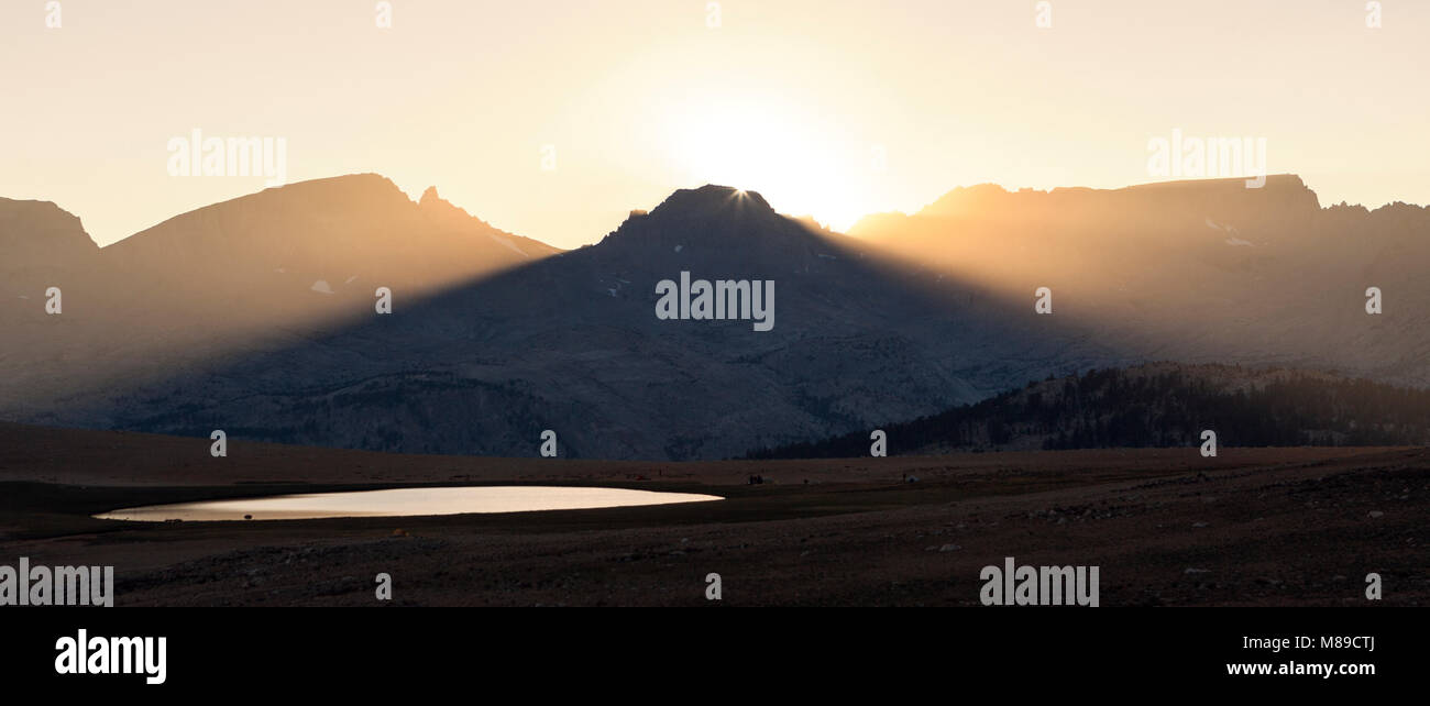 CA 03327-00 ... Kalifornien - Sonnenuntergang auf dem Bighorn Plateau entlang der John Muir Trail im Sequoia Nationalpark Sequoia und Kings Canyon Wilderness. Stockfoto