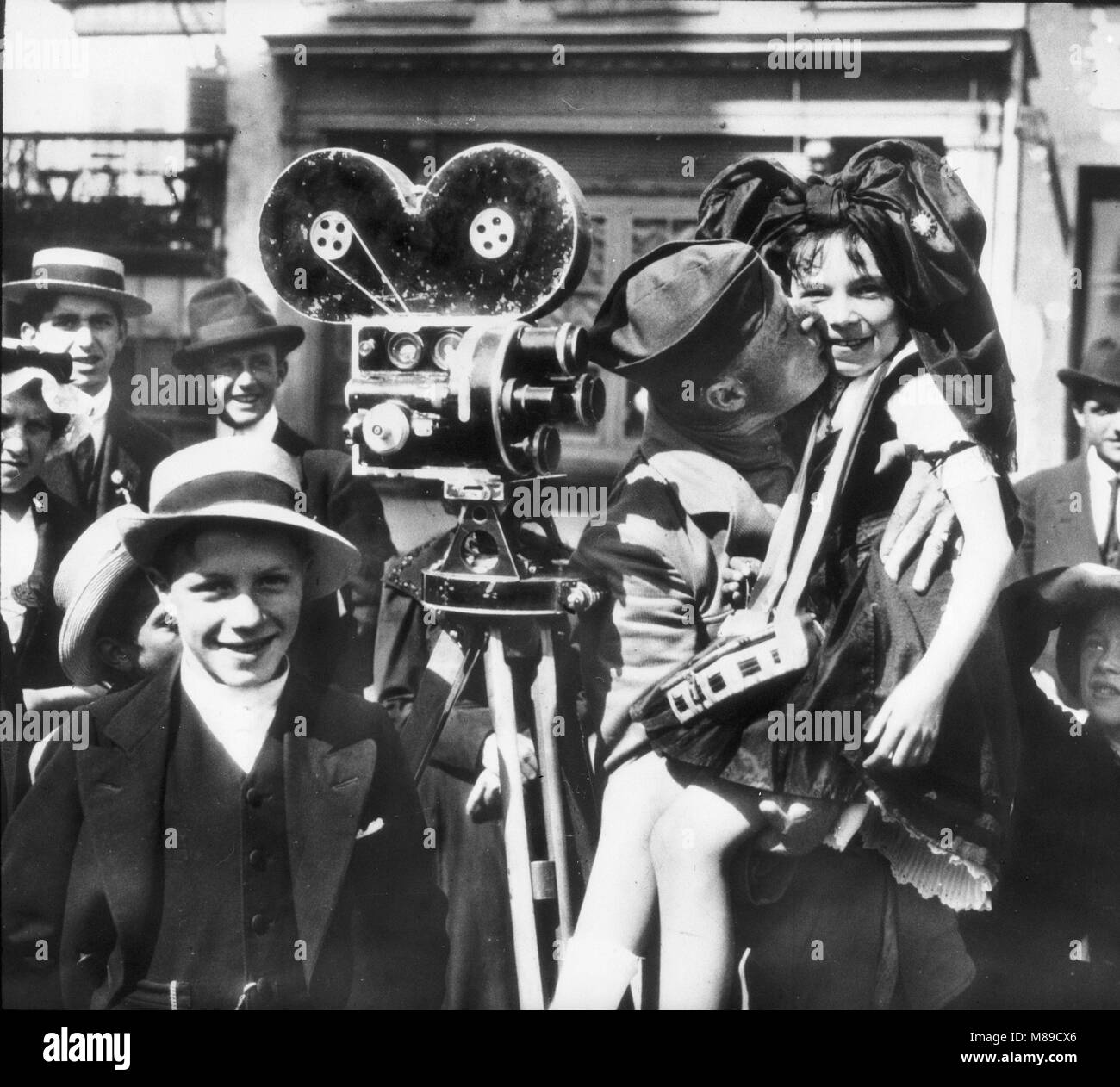 Amerikanischer Soldat mit französischen Kinder, WWI, Paris von Burton Holmes, 1918 Stockfoto