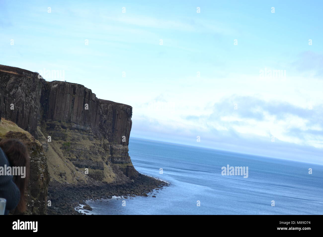 "Isle of Skye ''Scotland's kye Brücke 'Wasserfälle' 'Hochland'' Croft ''Scenery' 'Boote'' Atlantik ''mBerge '''Scotland Menschen''' Seen'. Stockfoto