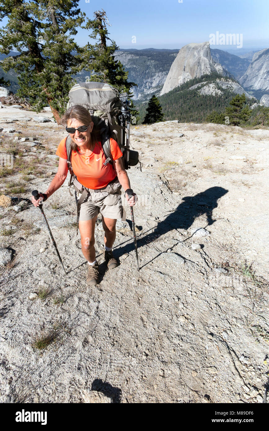 CA 03343-00 ... Kalifornien - Vicky Frühling auf der Spur zwischen Clouds Rest und wenig Half Dome im Yosemite National Park mit dem Abstand, den Yosemite National Park. ( Stockfoto