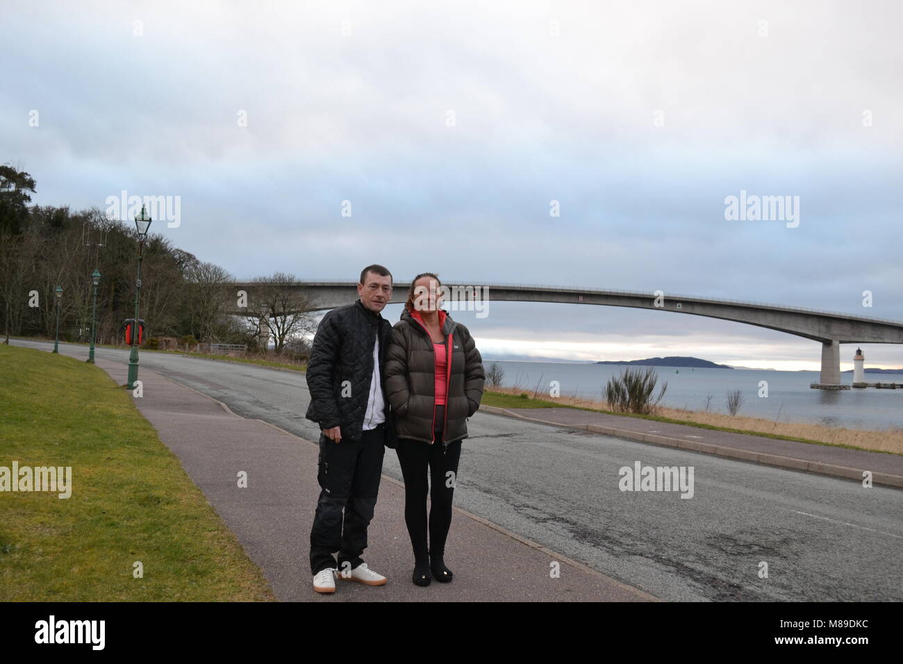 "Isle of Skye ''Scotland's kye Brücke 'Wasserfälle' 'Hochland'' Croft ''Scenery' 'Boote'' Atlantik ''mBerge '''Scotland Menschen''' Seen'. Stockfoto