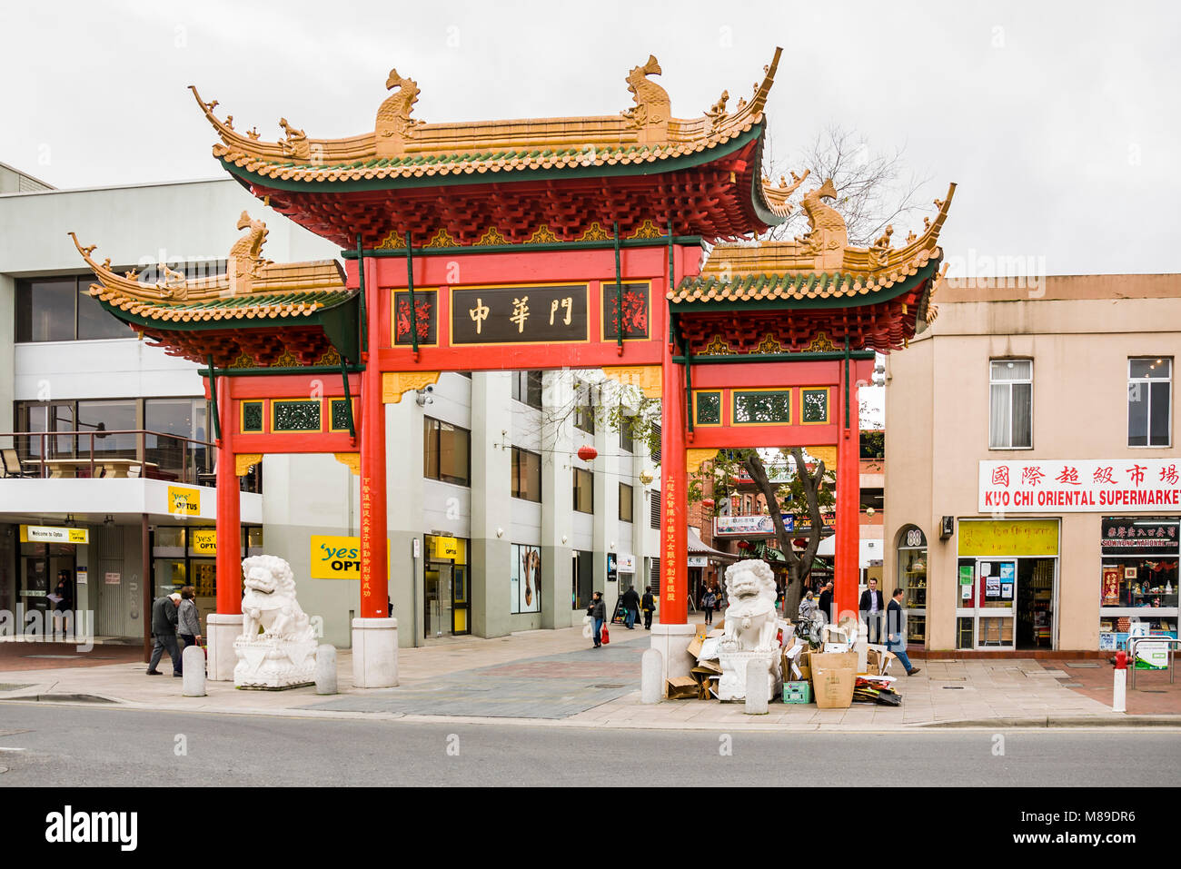 Tor, Einkäufer und Stores in China Town in Adelaide. Stockfoto